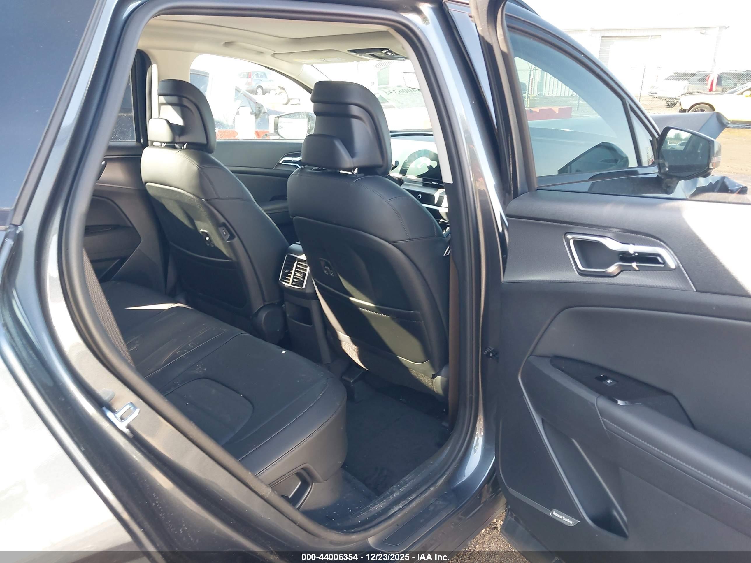 KIA SPORTAGE image 8