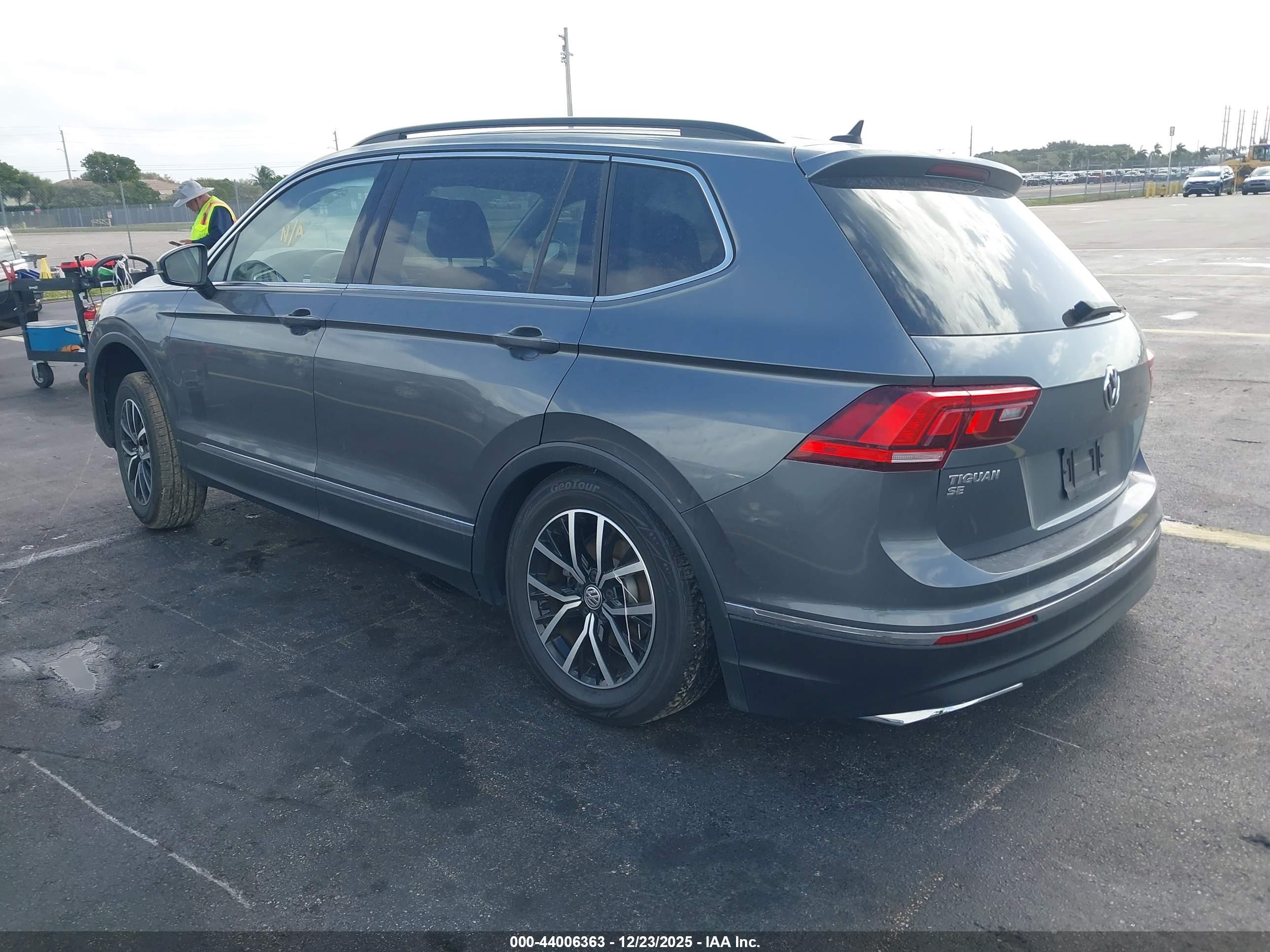 VOLKSWAGEN TIGUAN image 3