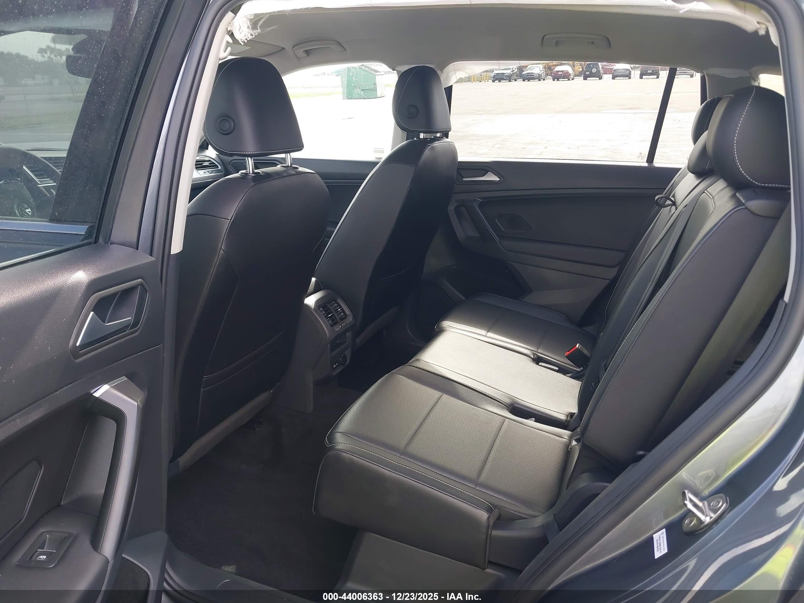 VOLKSWAGEN TIGUAN image 8
