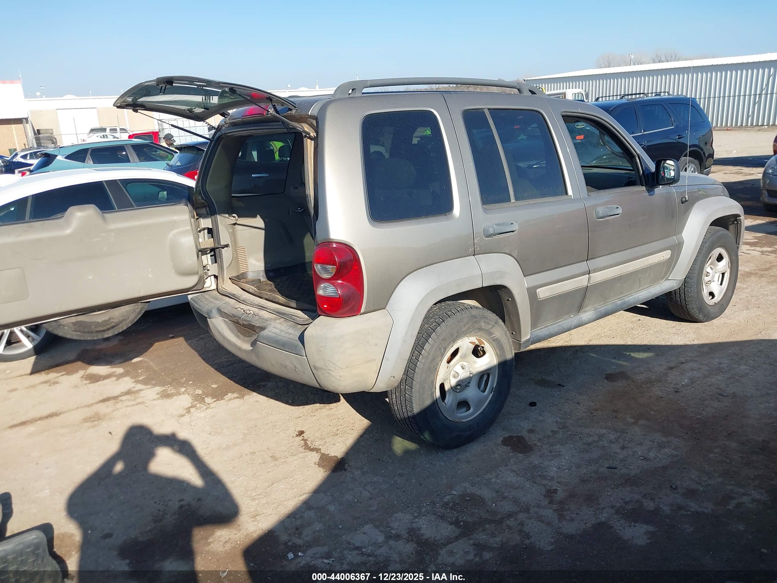 JEEP LIBERTY image 4