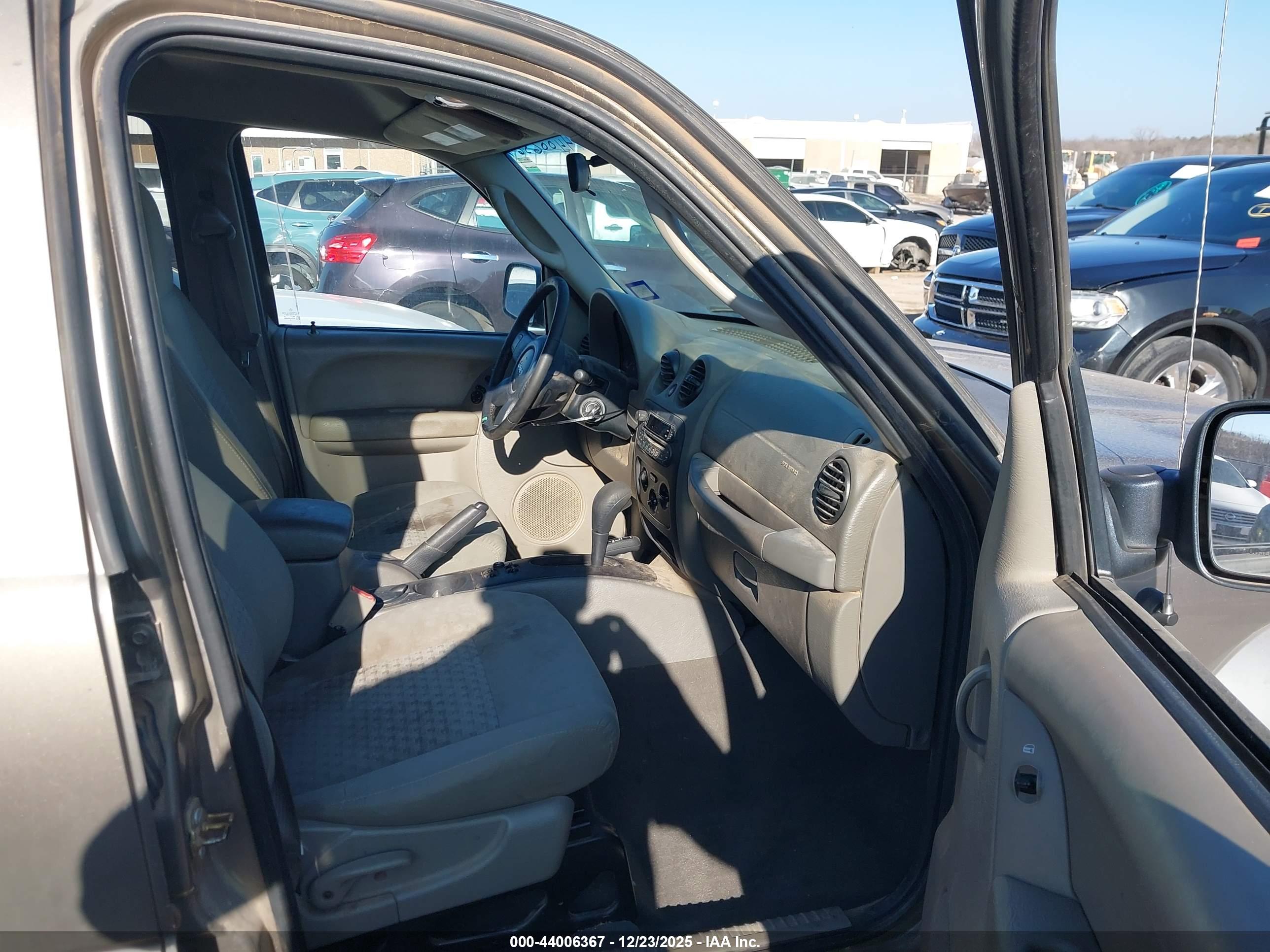 JEEP LIBERTY image 5