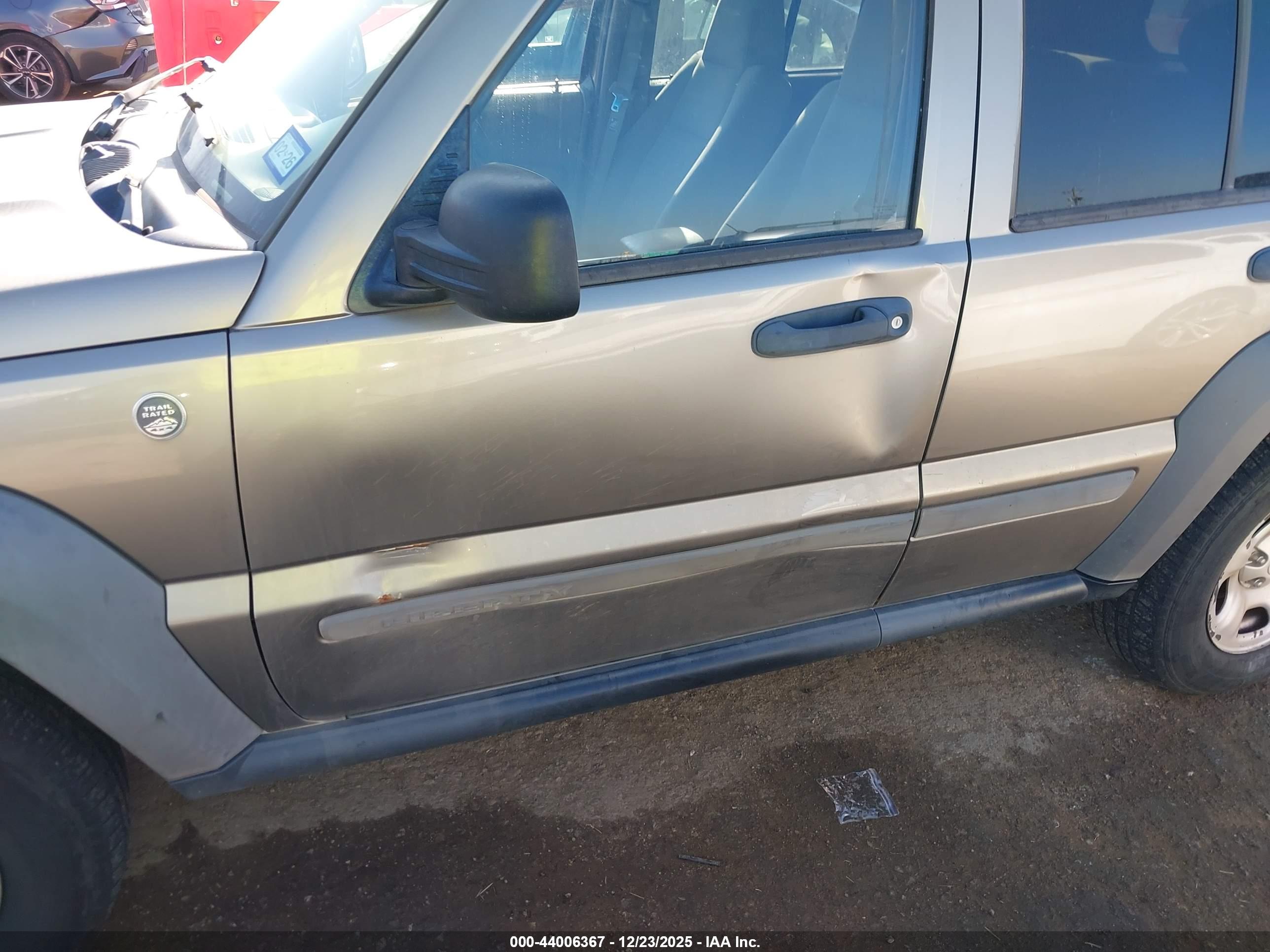 JEEP LIBERTY image 6