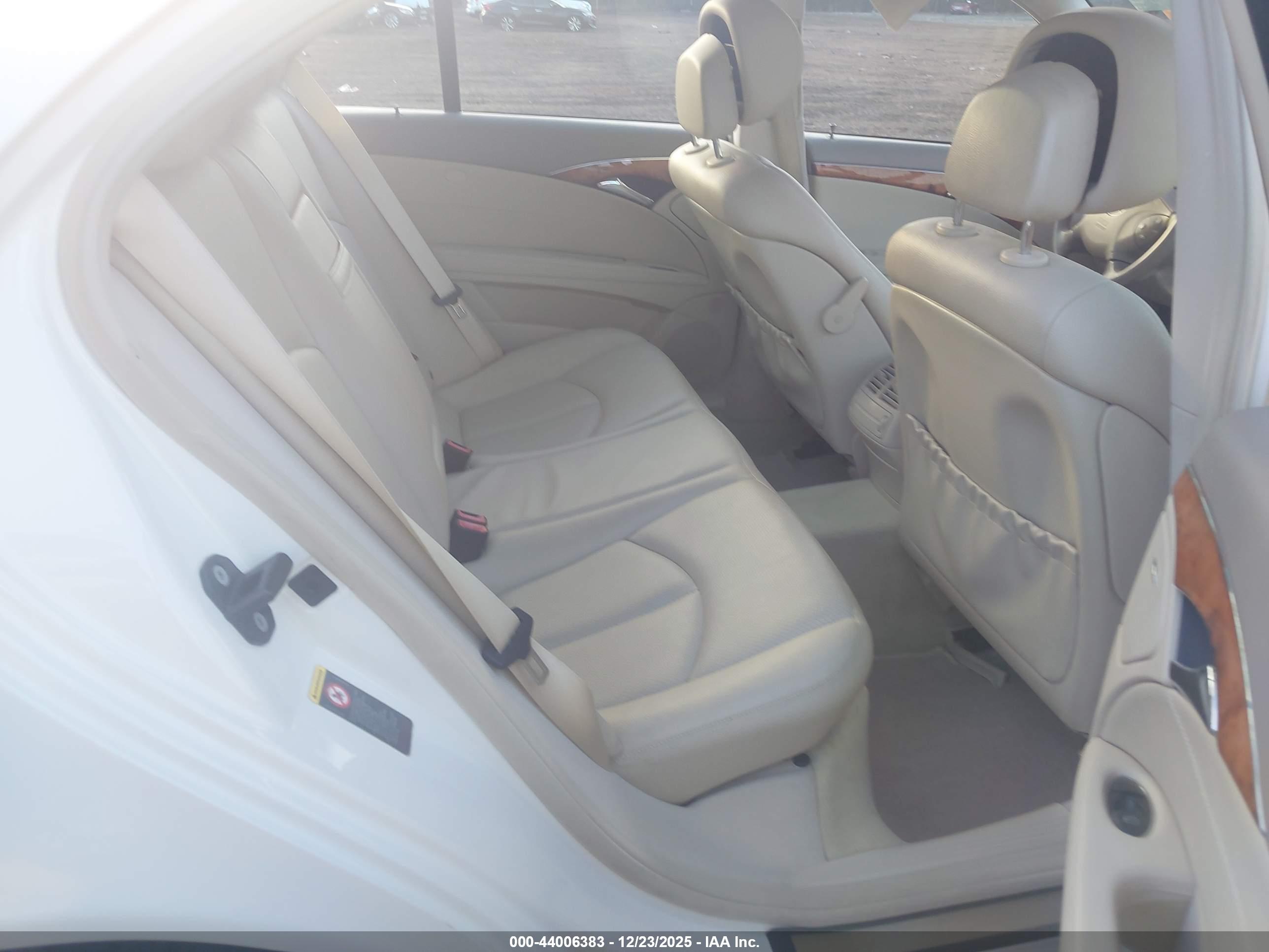 MERCEDES-BENZ E image 8