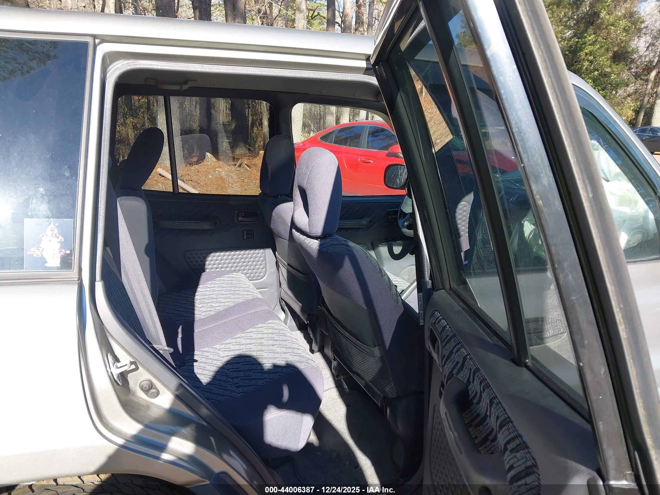 TOYOTA RAV4 image 8
