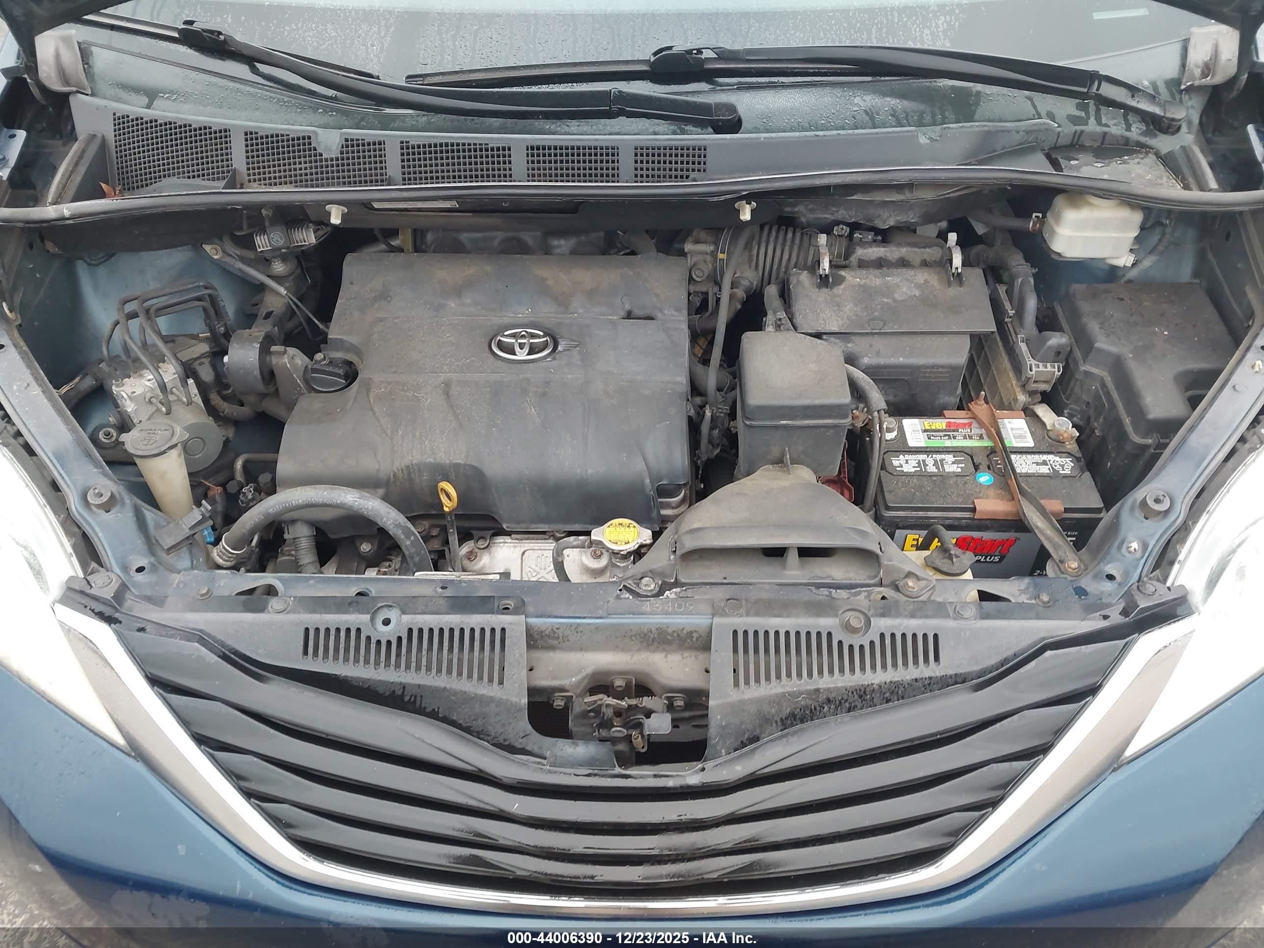 TOYOTA SIENNA image 10