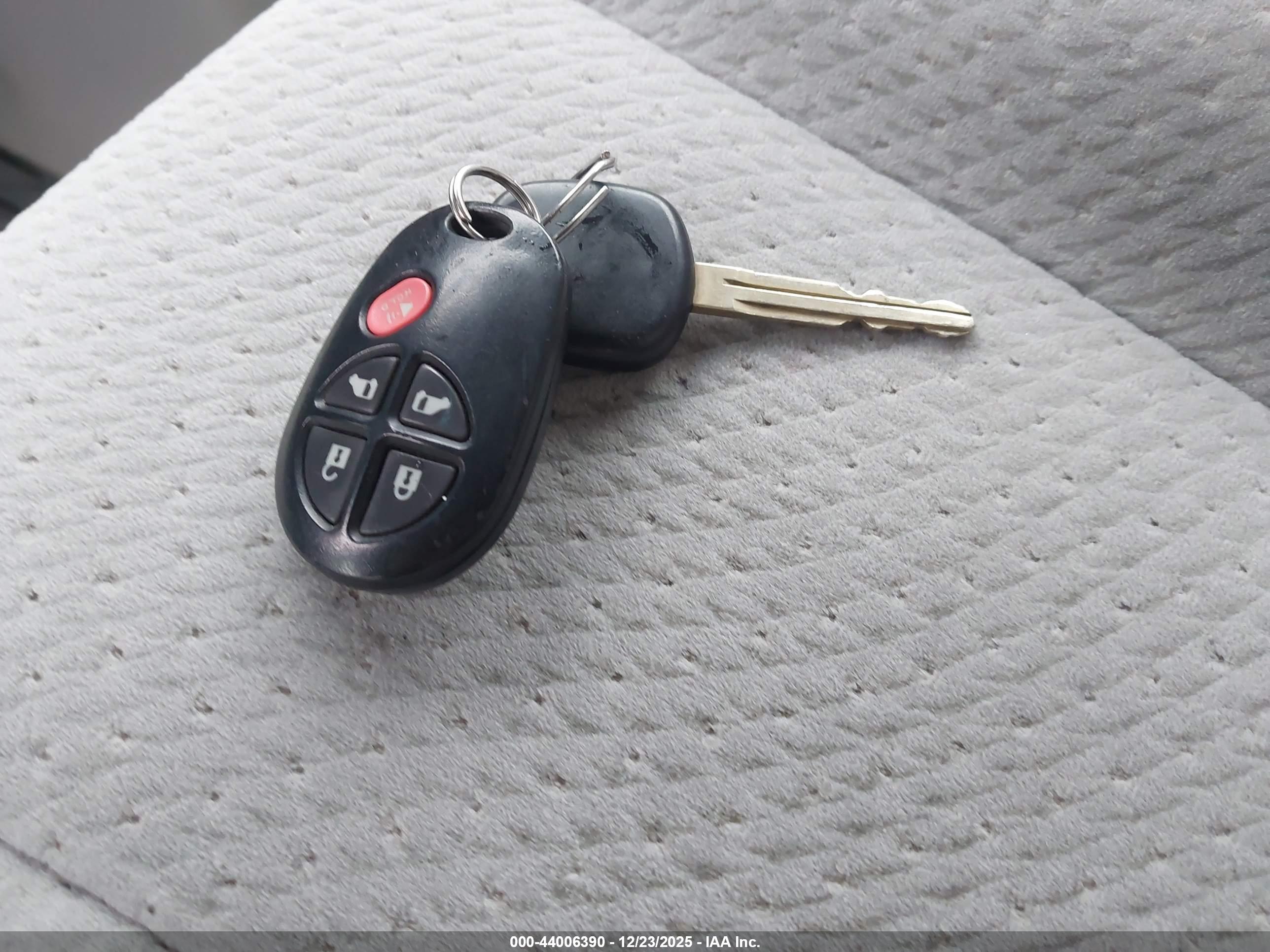 TOYOTA SIENNA image 11