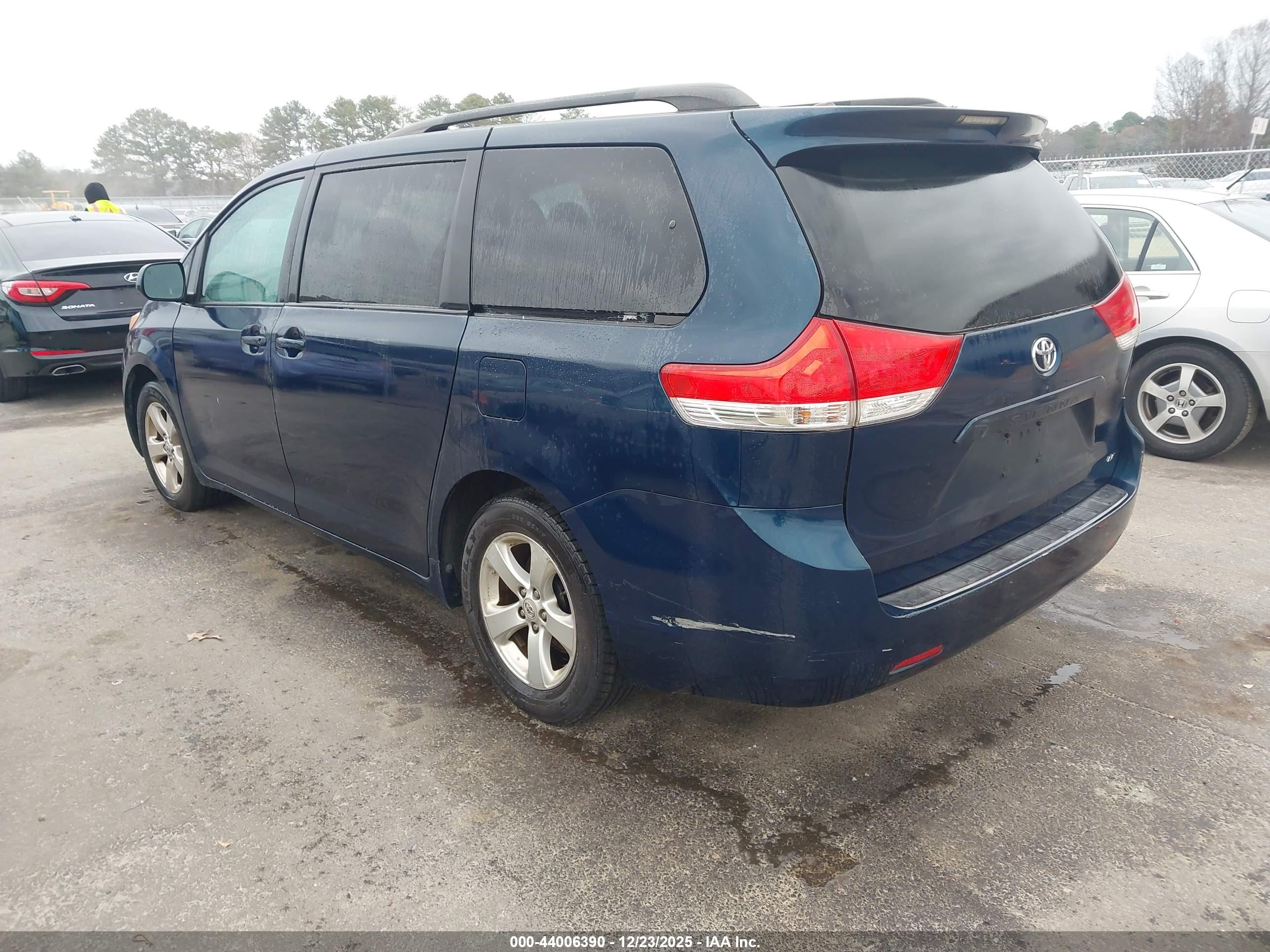 TOYOTA SIENNA image 3
