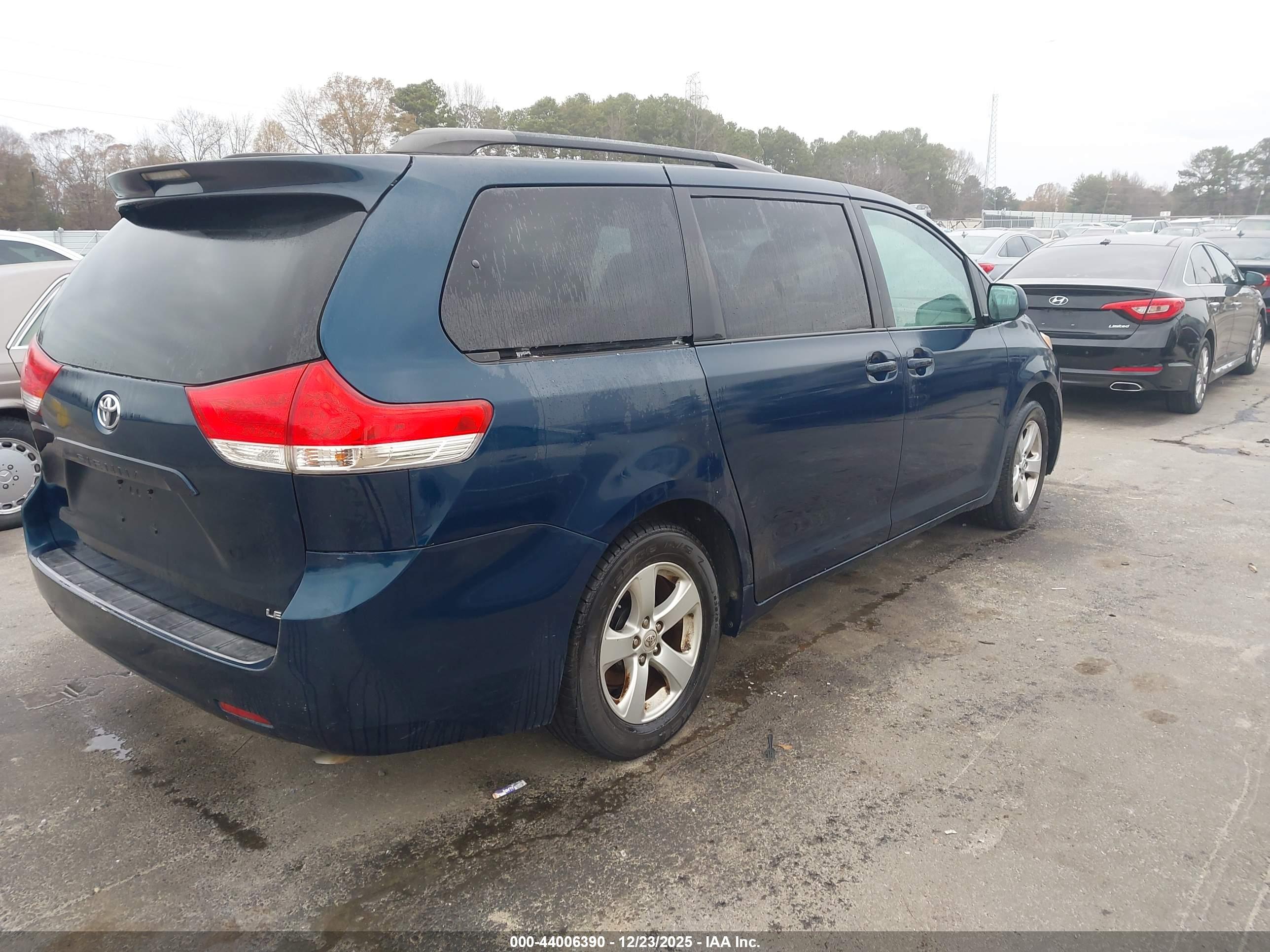 TOYOTA SIENNA image 4