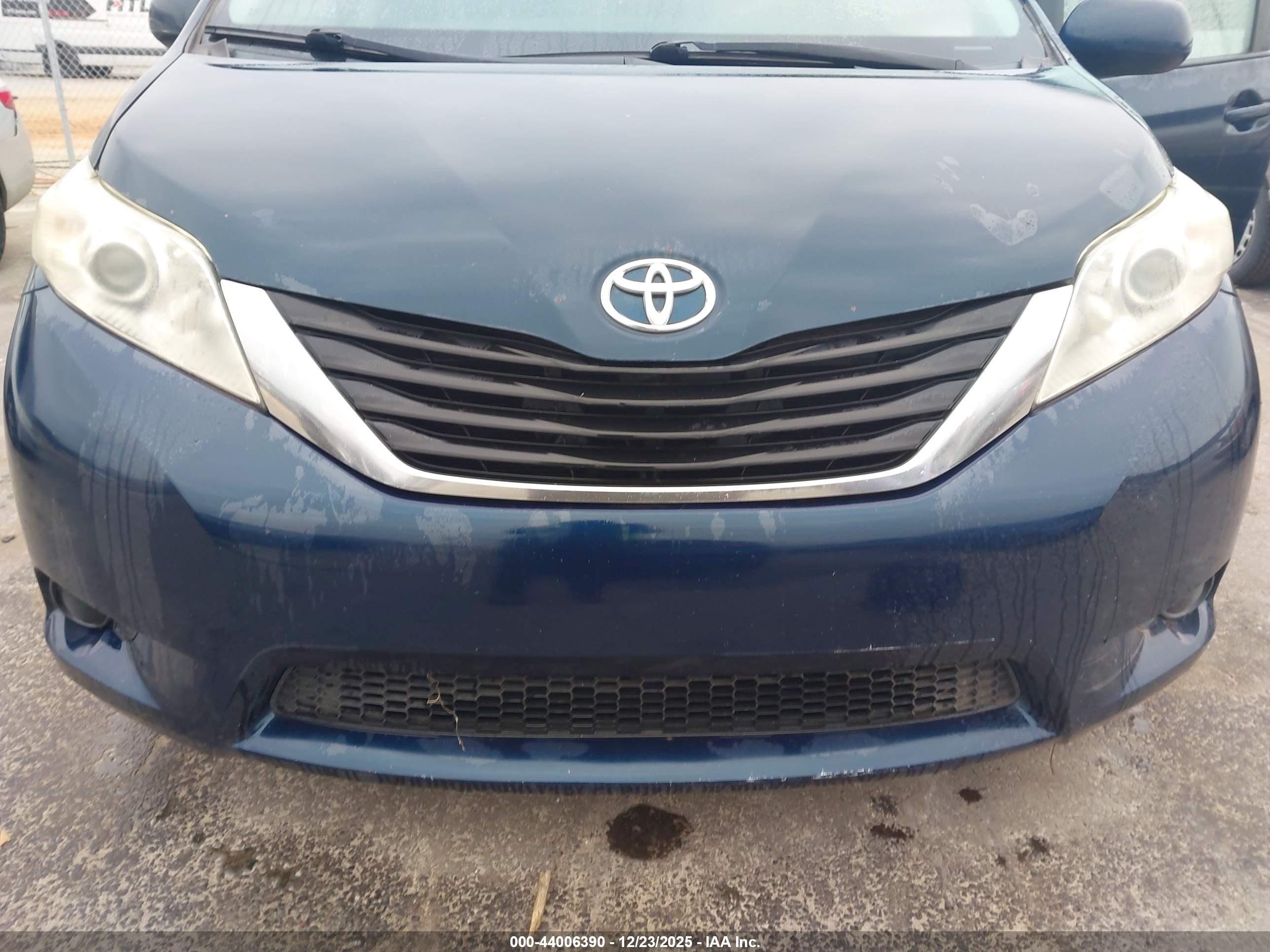 TOYOTA SIENNA image 6