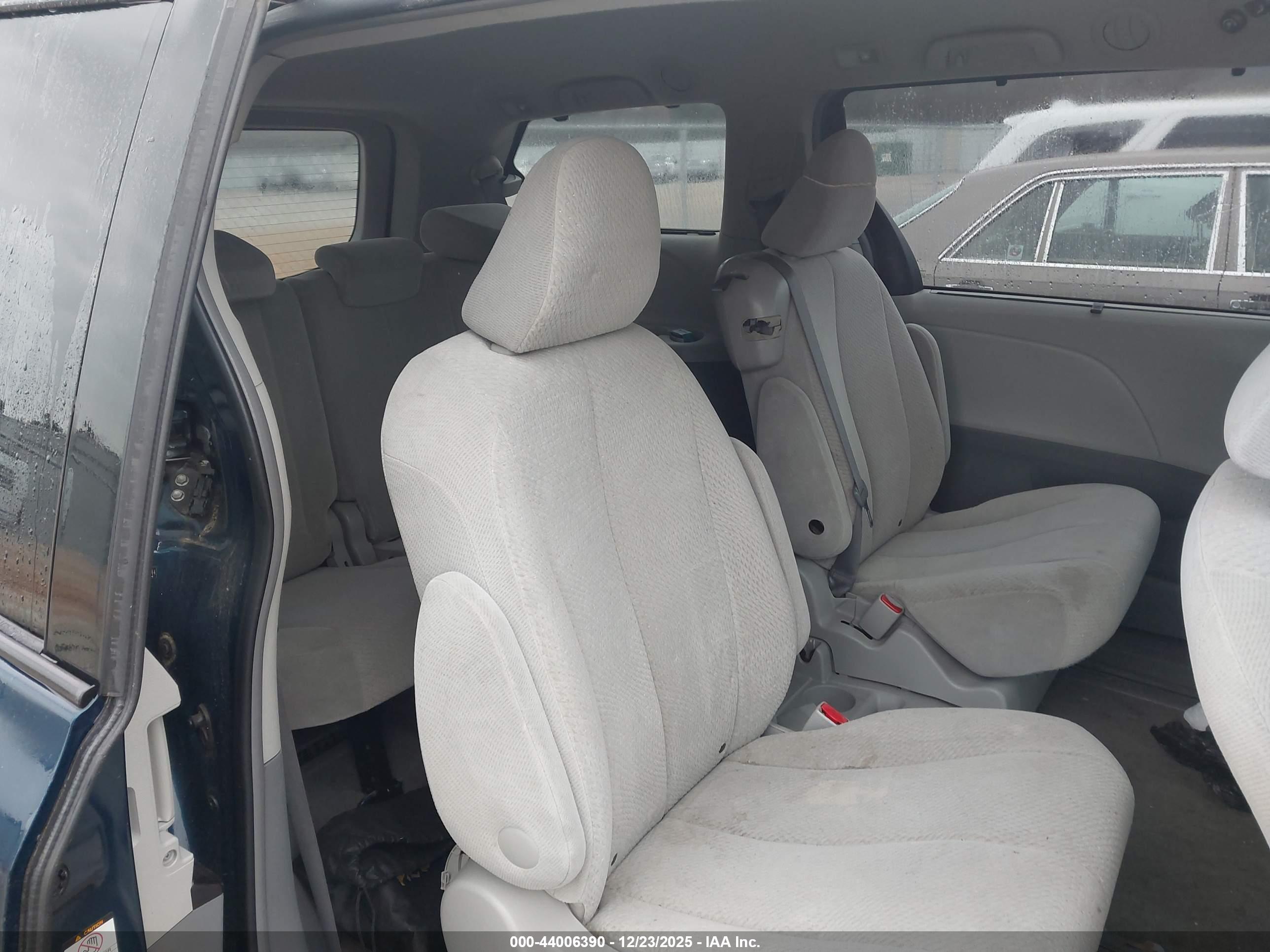 TOYOTA SIENNA image 8