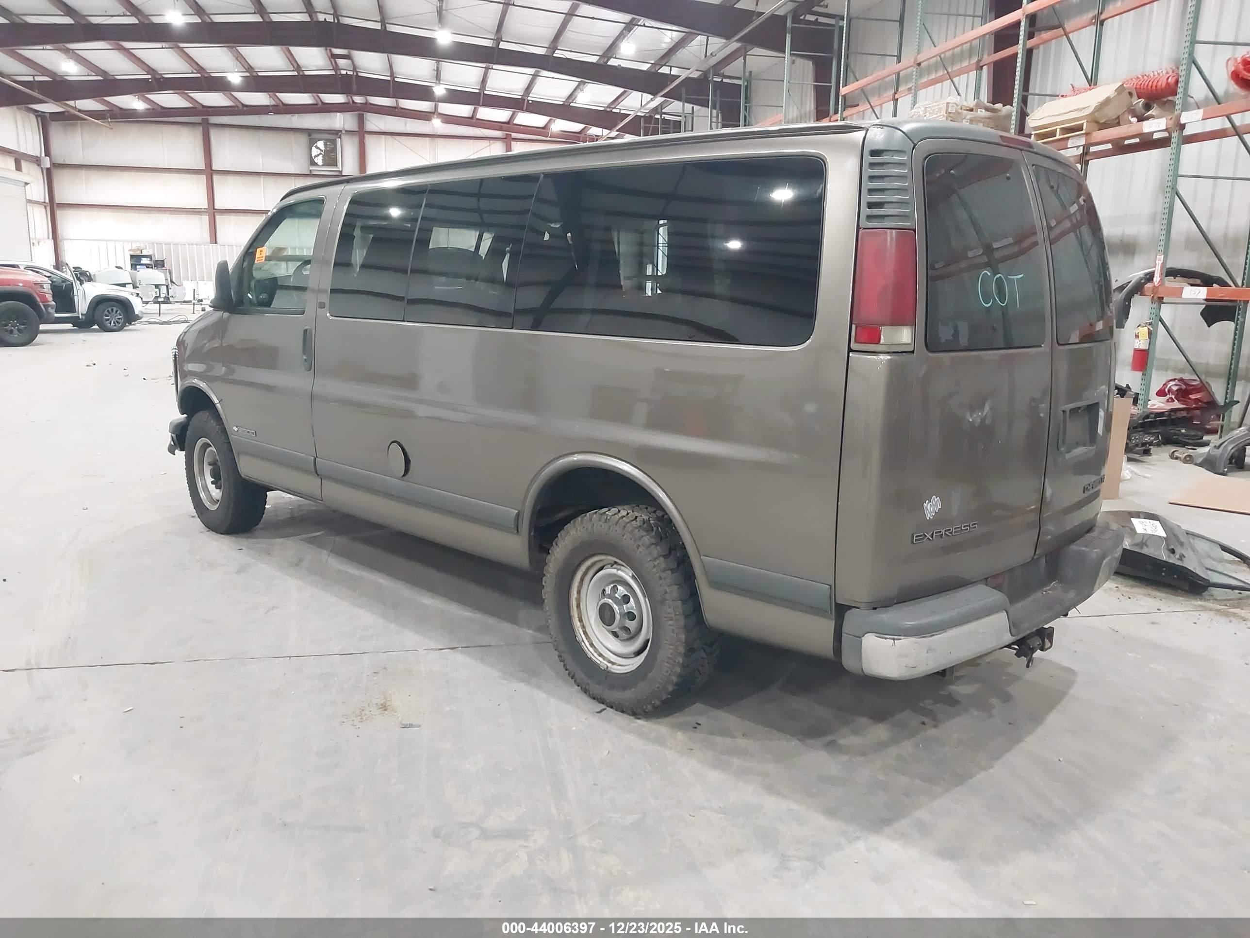 CHEVROLET EXPRESS image 3
