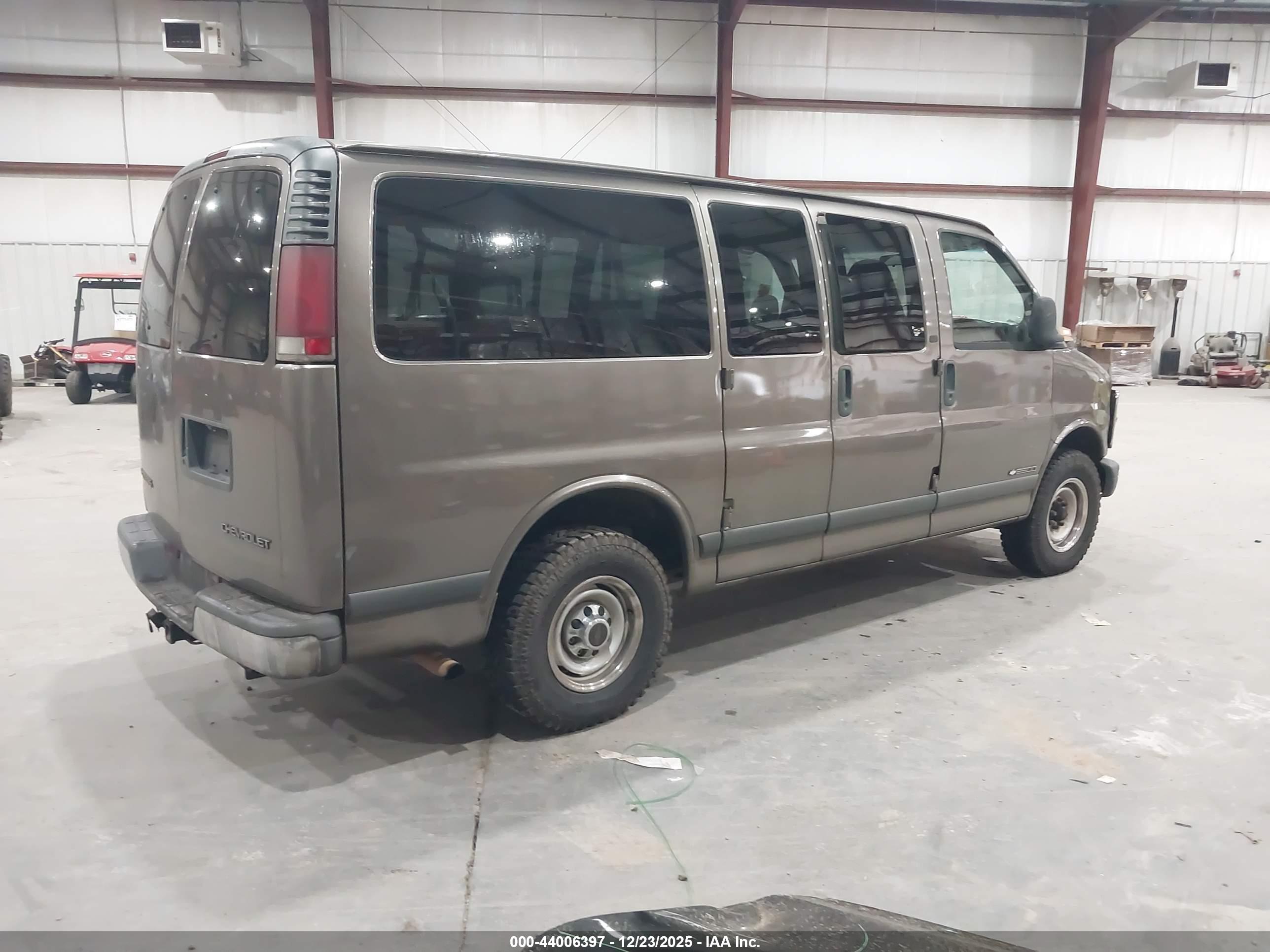 CHEVROLET EXPRESS image 4