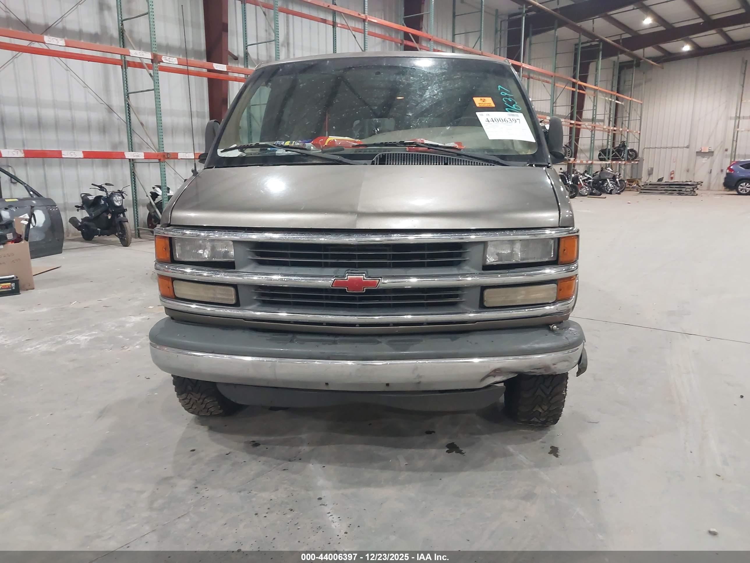 CHEVROLET EXPRESS image 6
