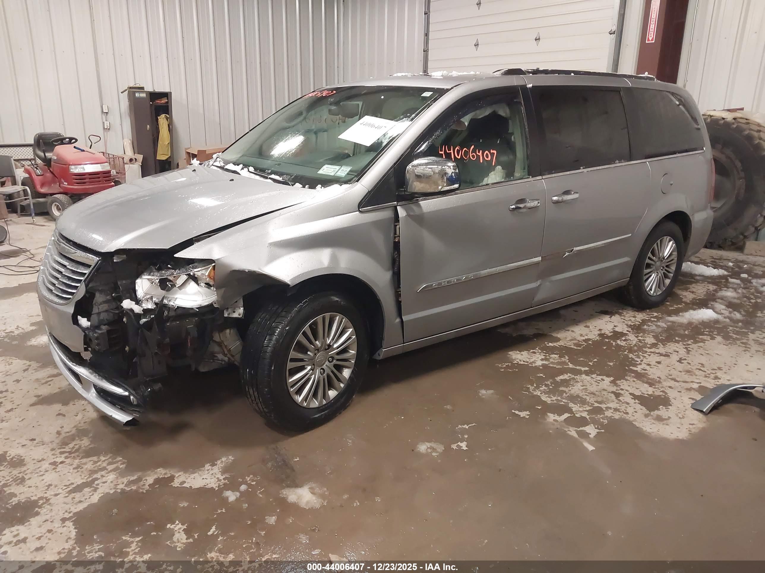 CHRYSLER TOWN image 2