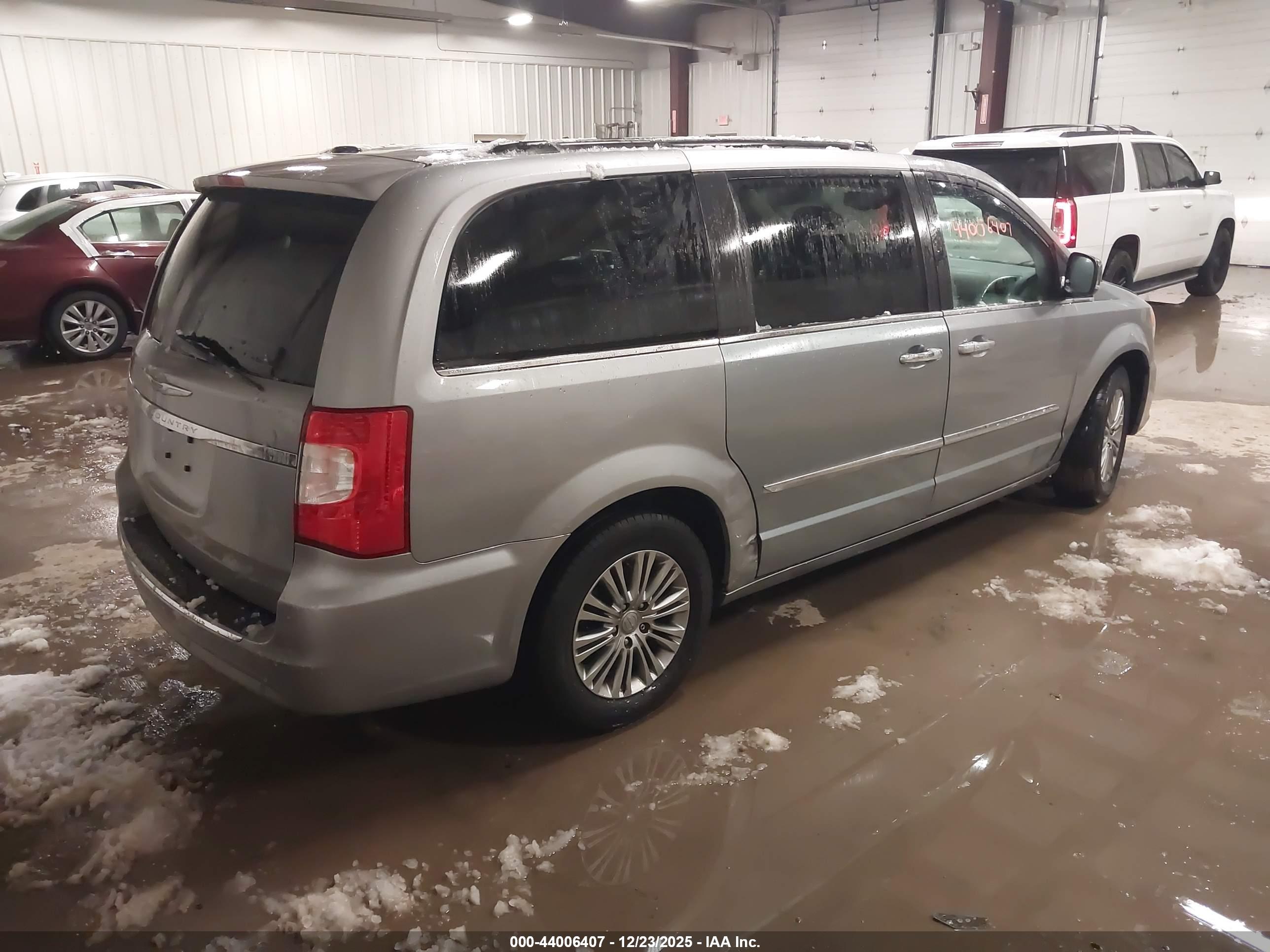 CHRYSLER TOWN image 4