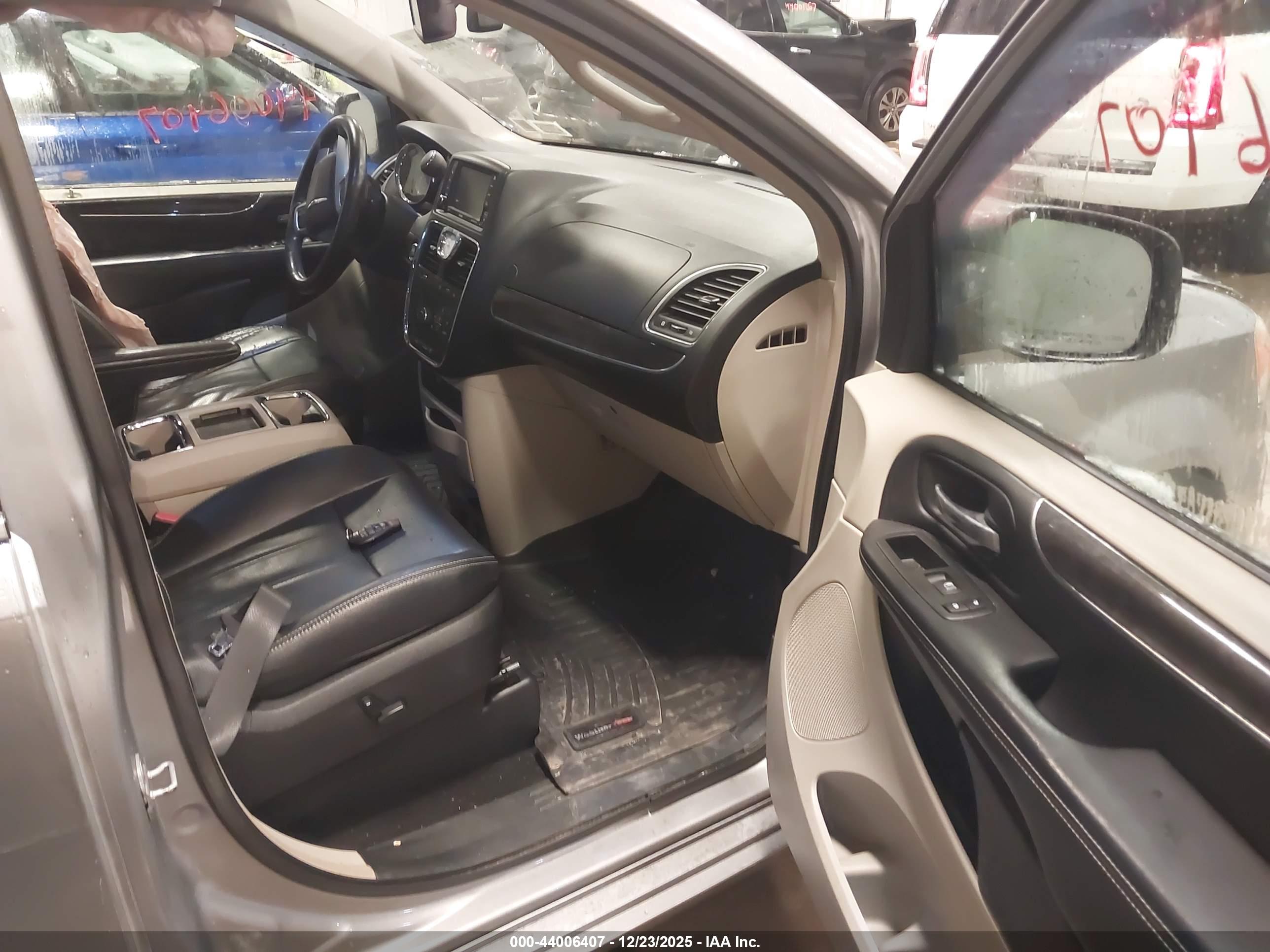 CHRYSLER TOWN image 5