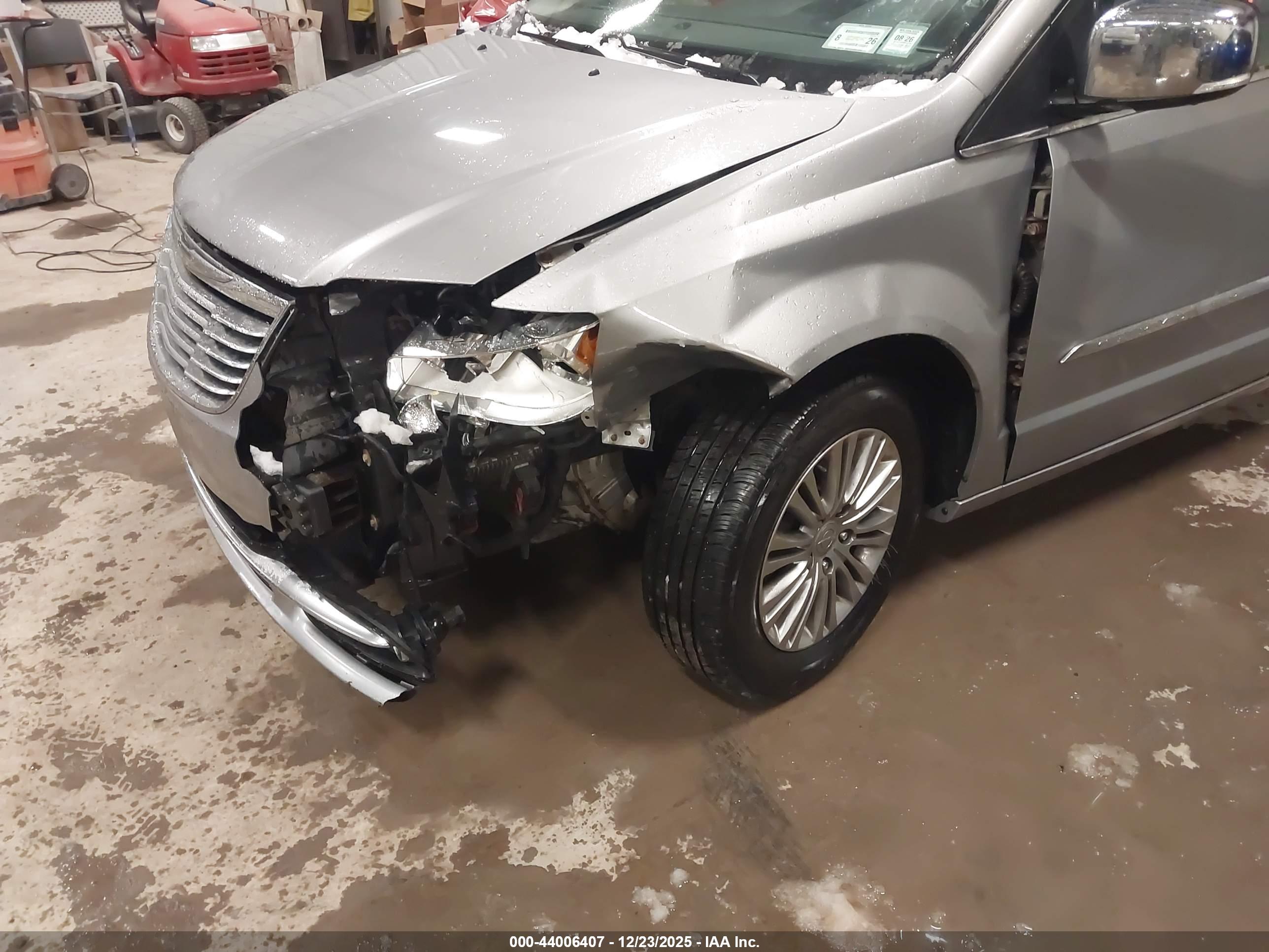 CHRYSLER TOWN image 6