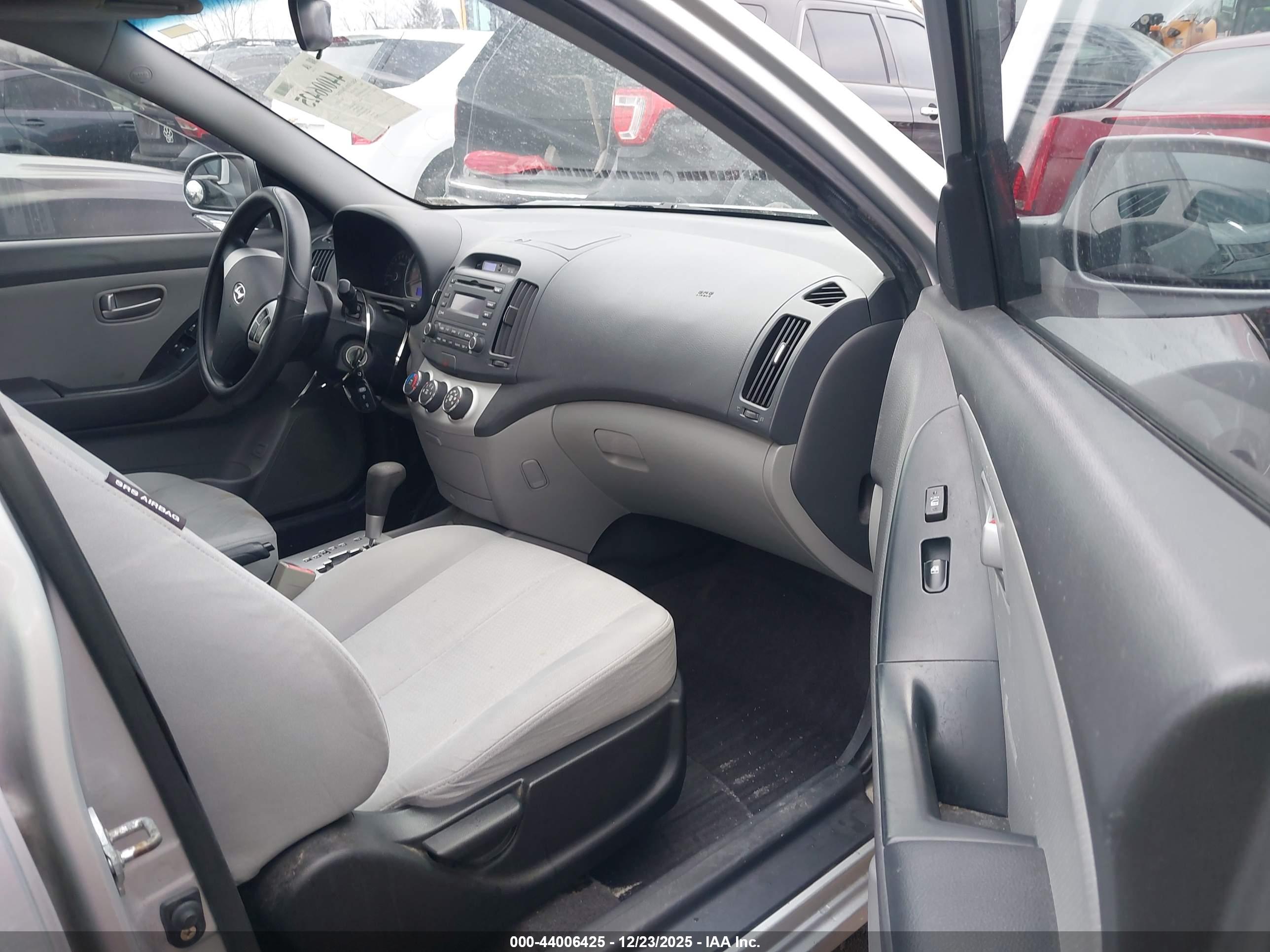 HYUNDAI ELANTRA image 5