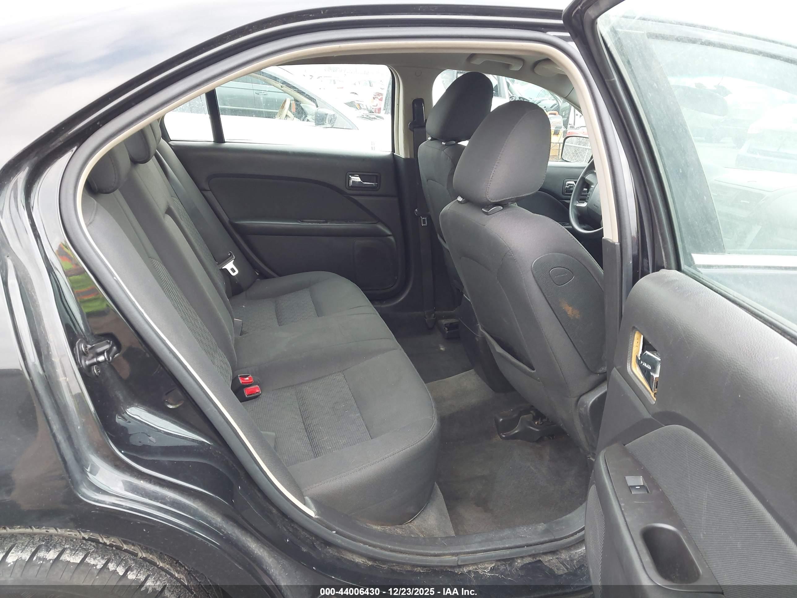 FORD FUSION image 8