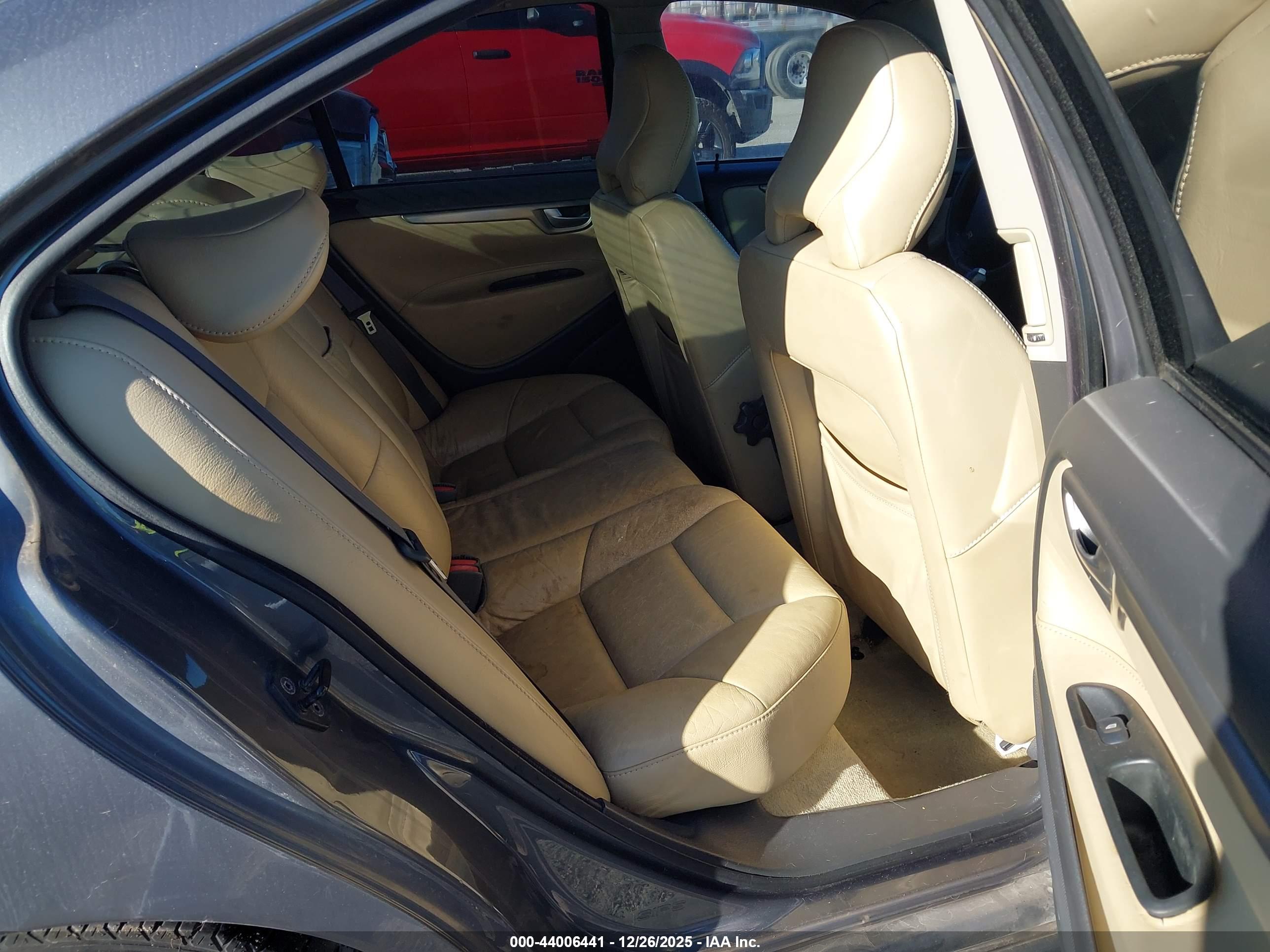 VOLVO S60 image 8