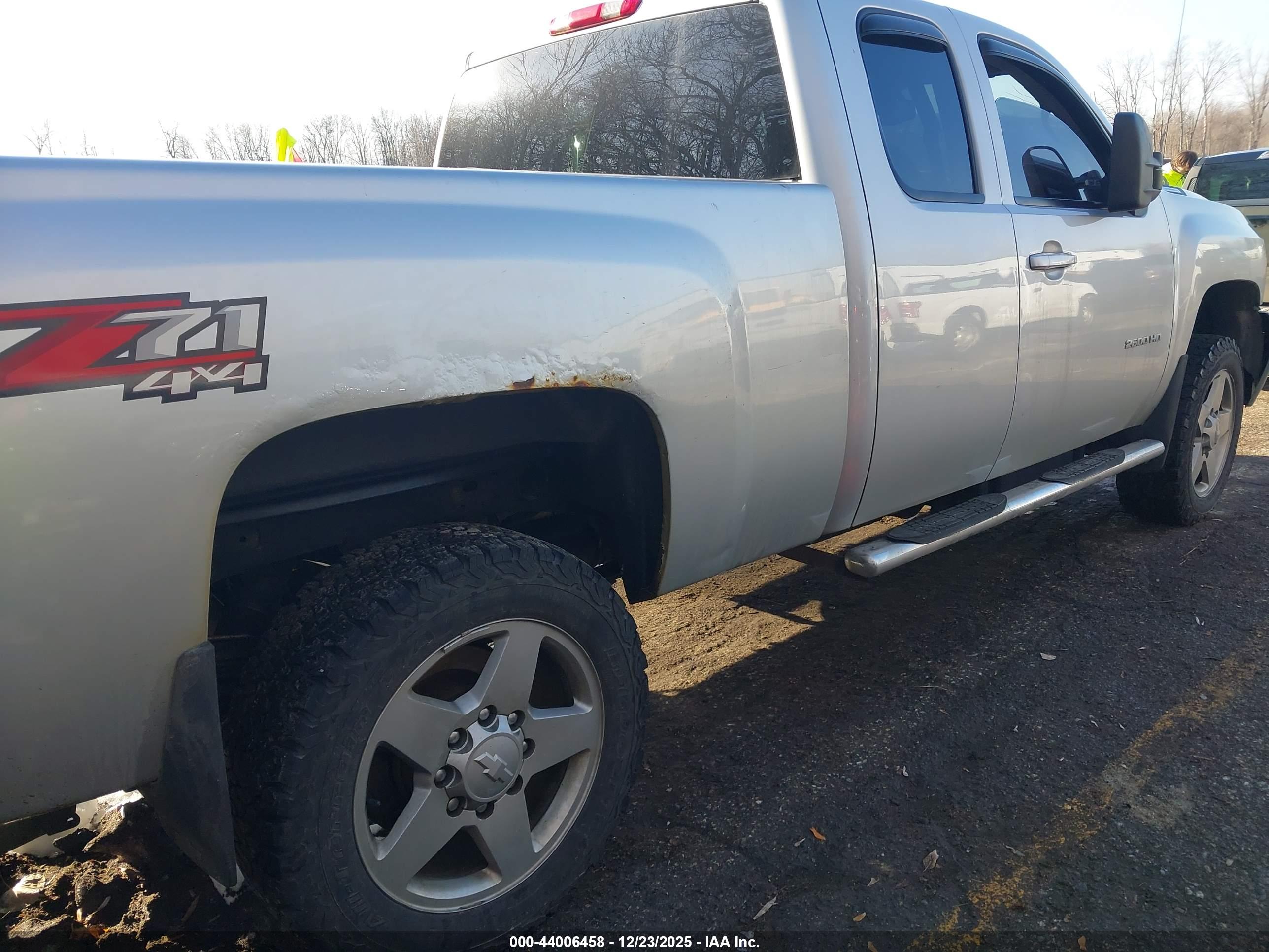 CHEVROLET SILVERADO image 4