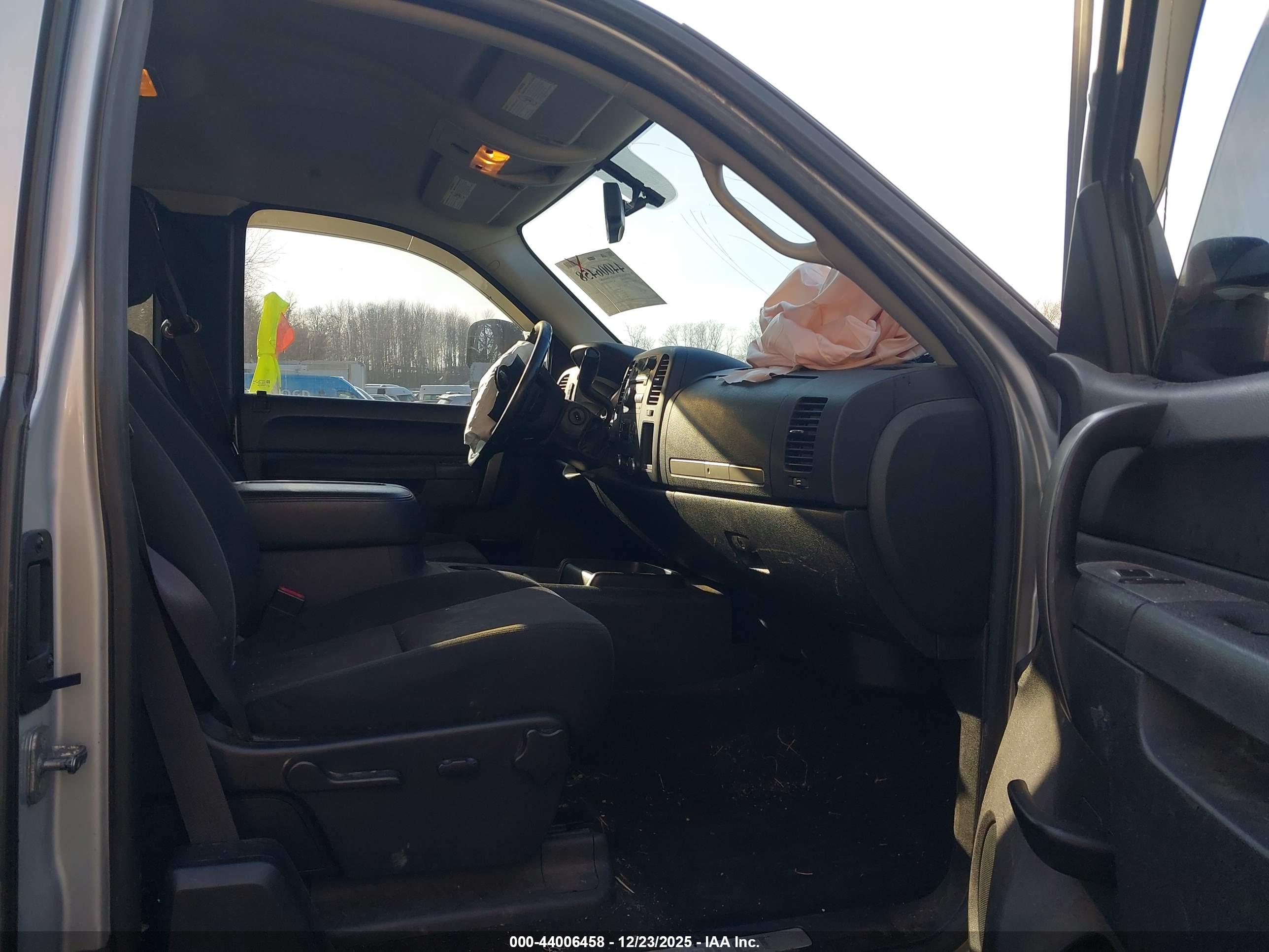 CHEVROLET SILVERADO image 5