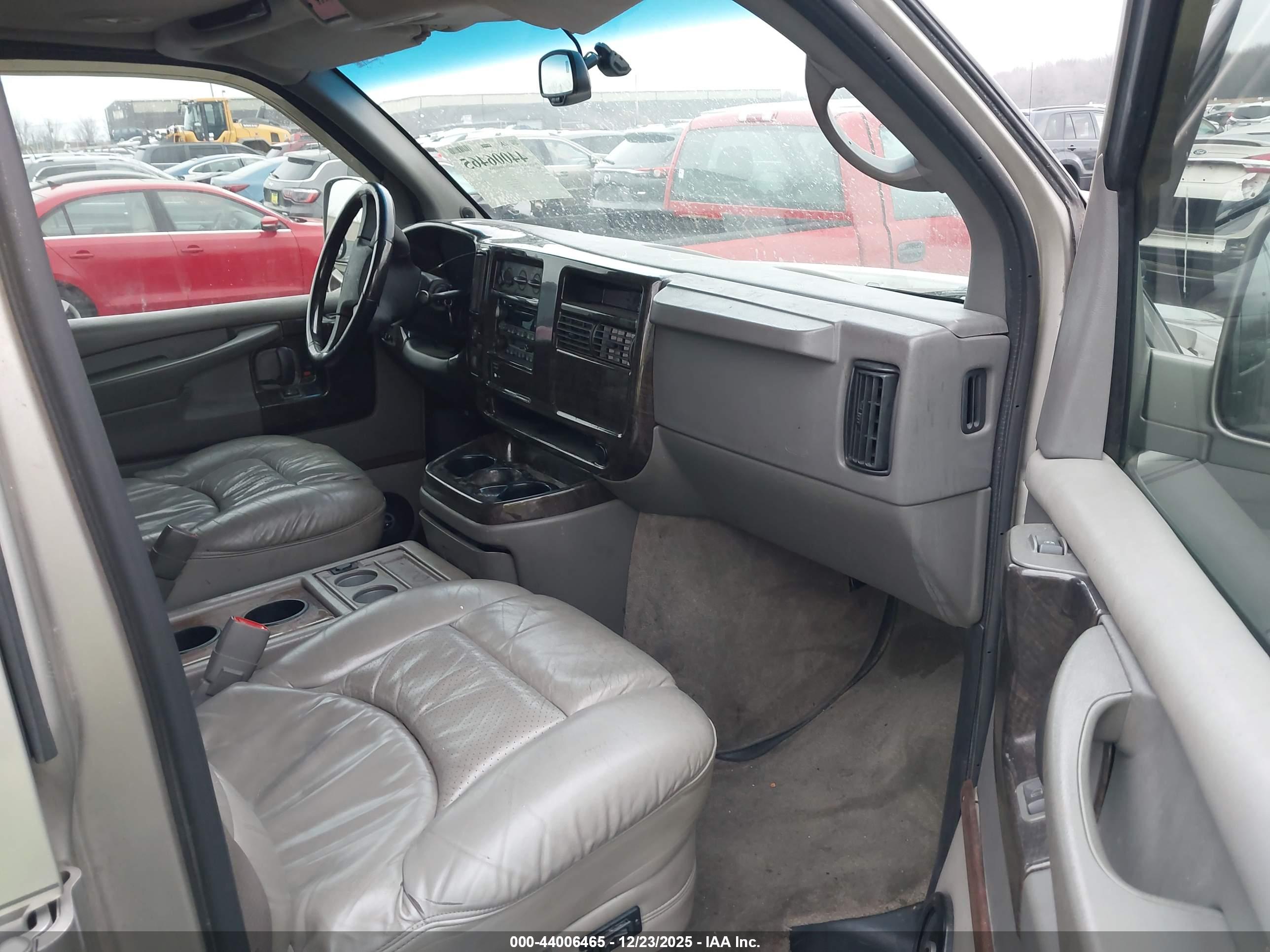 GMC SAVANA image 5