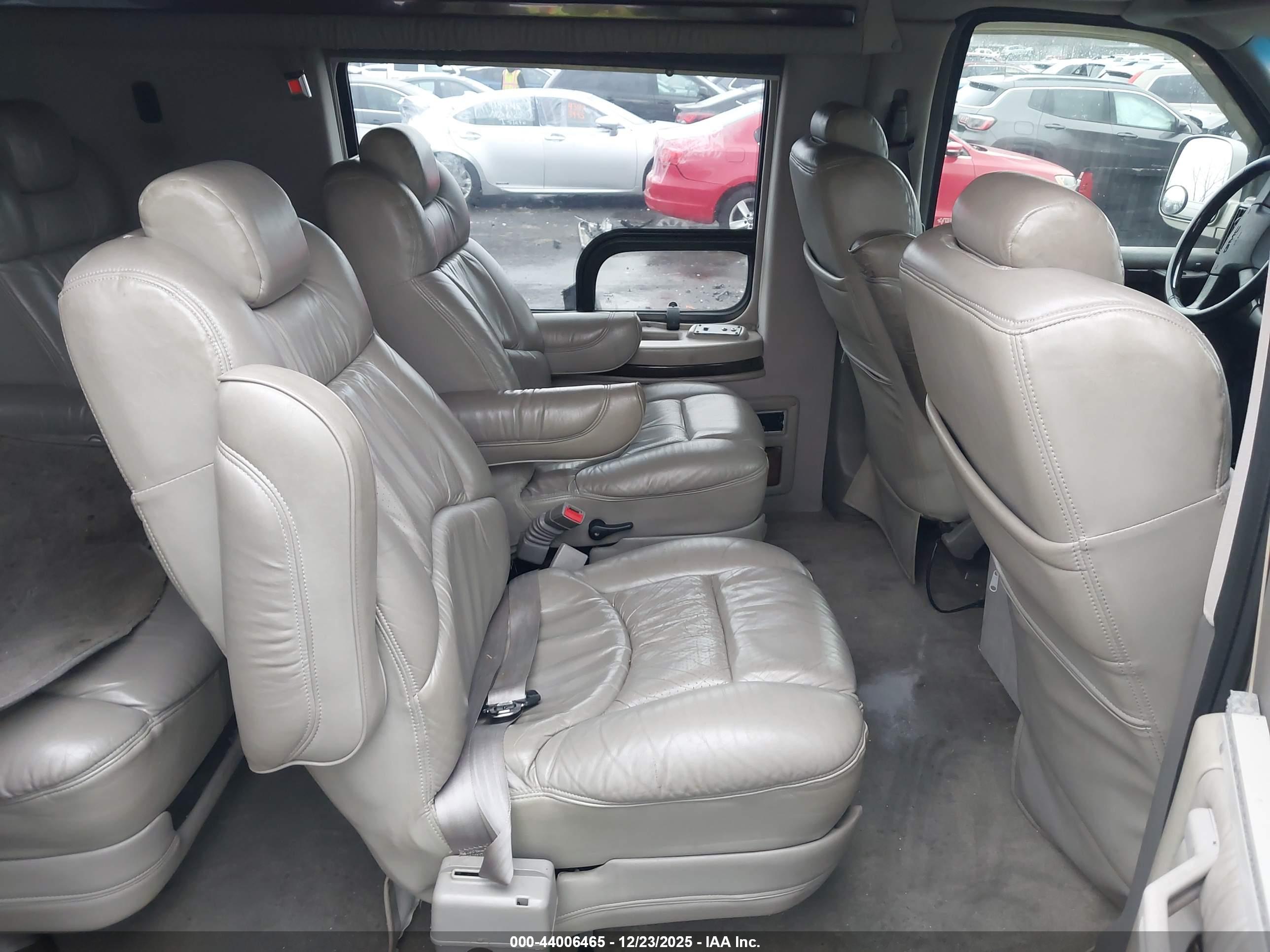GMC SAVANA image 8