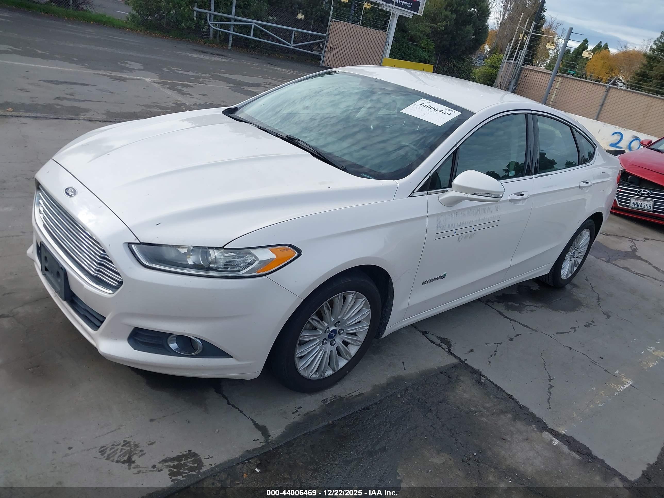 FORD FUSION image 2