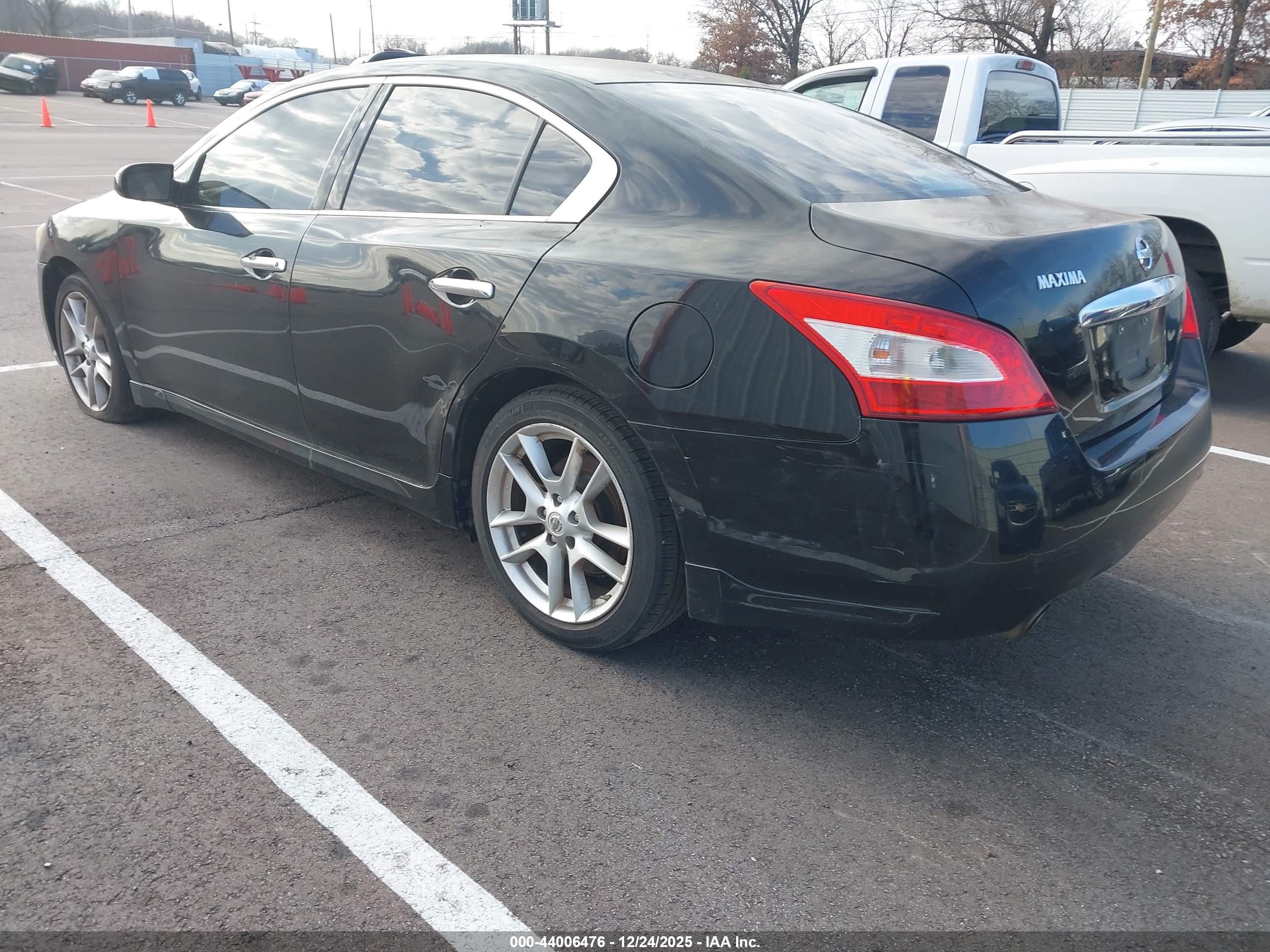 NISSAN MAXIMA image 3