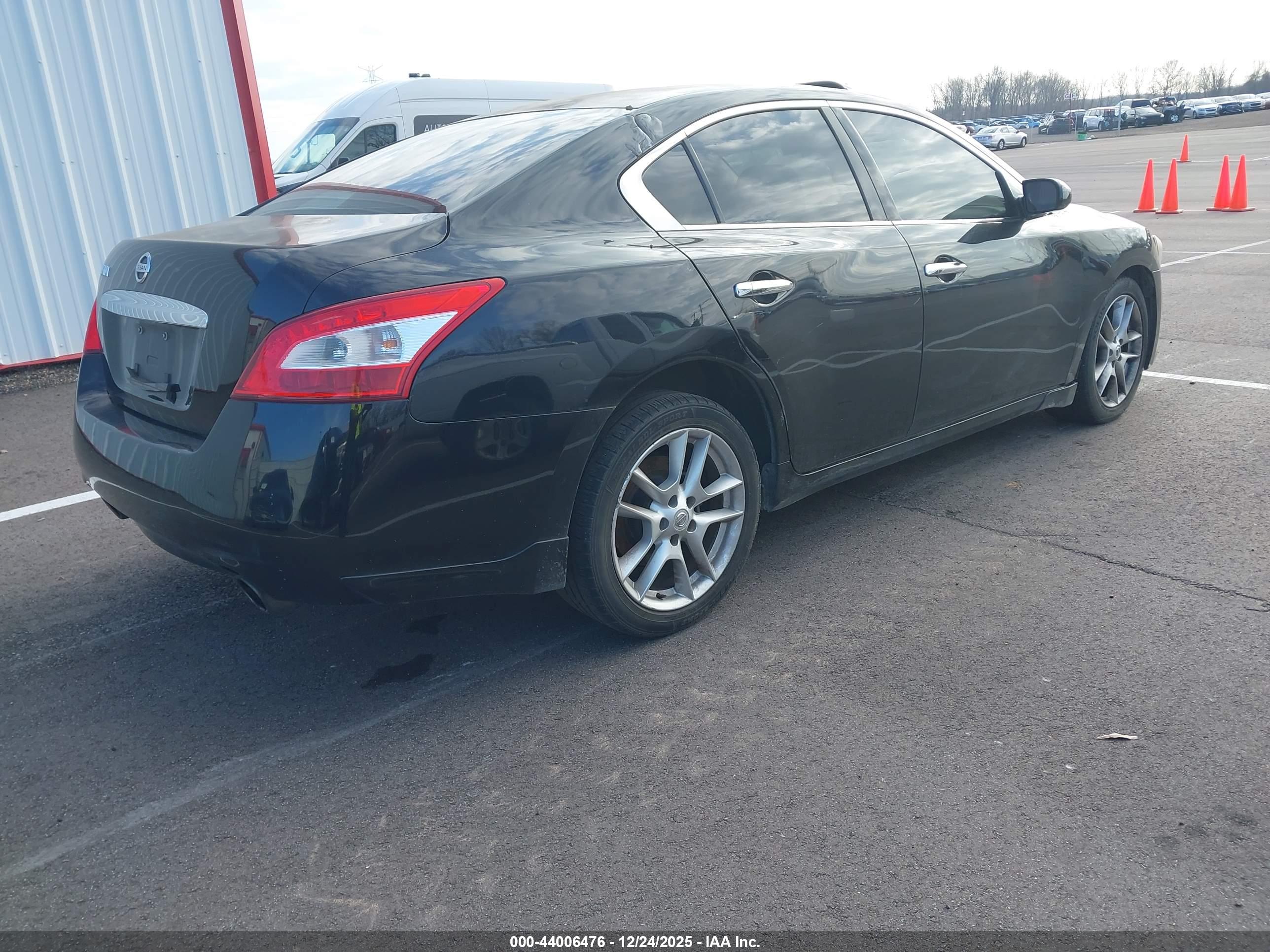 NISSAN MAXIMA image 4