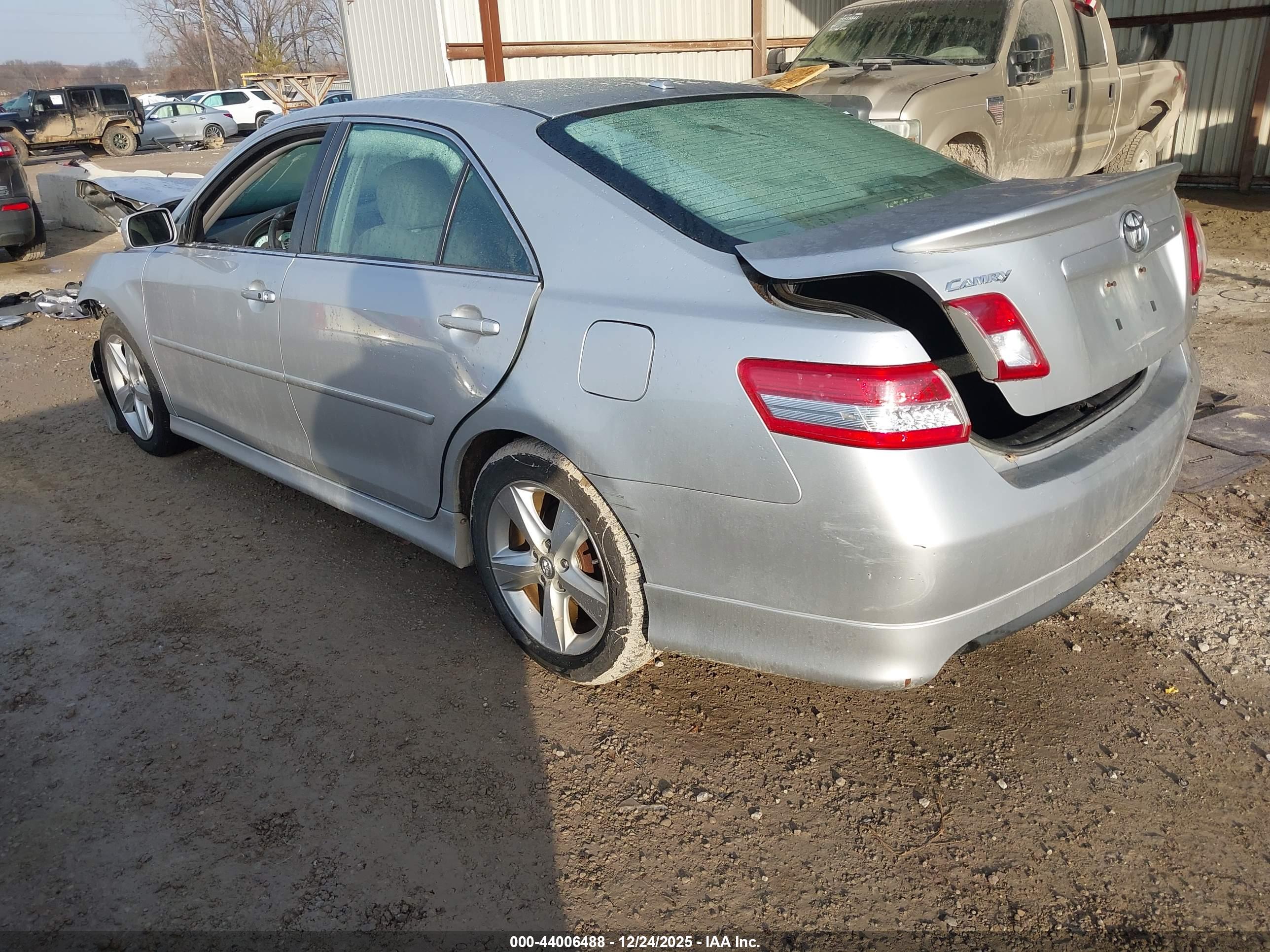TOYOTA CAMRY image 3