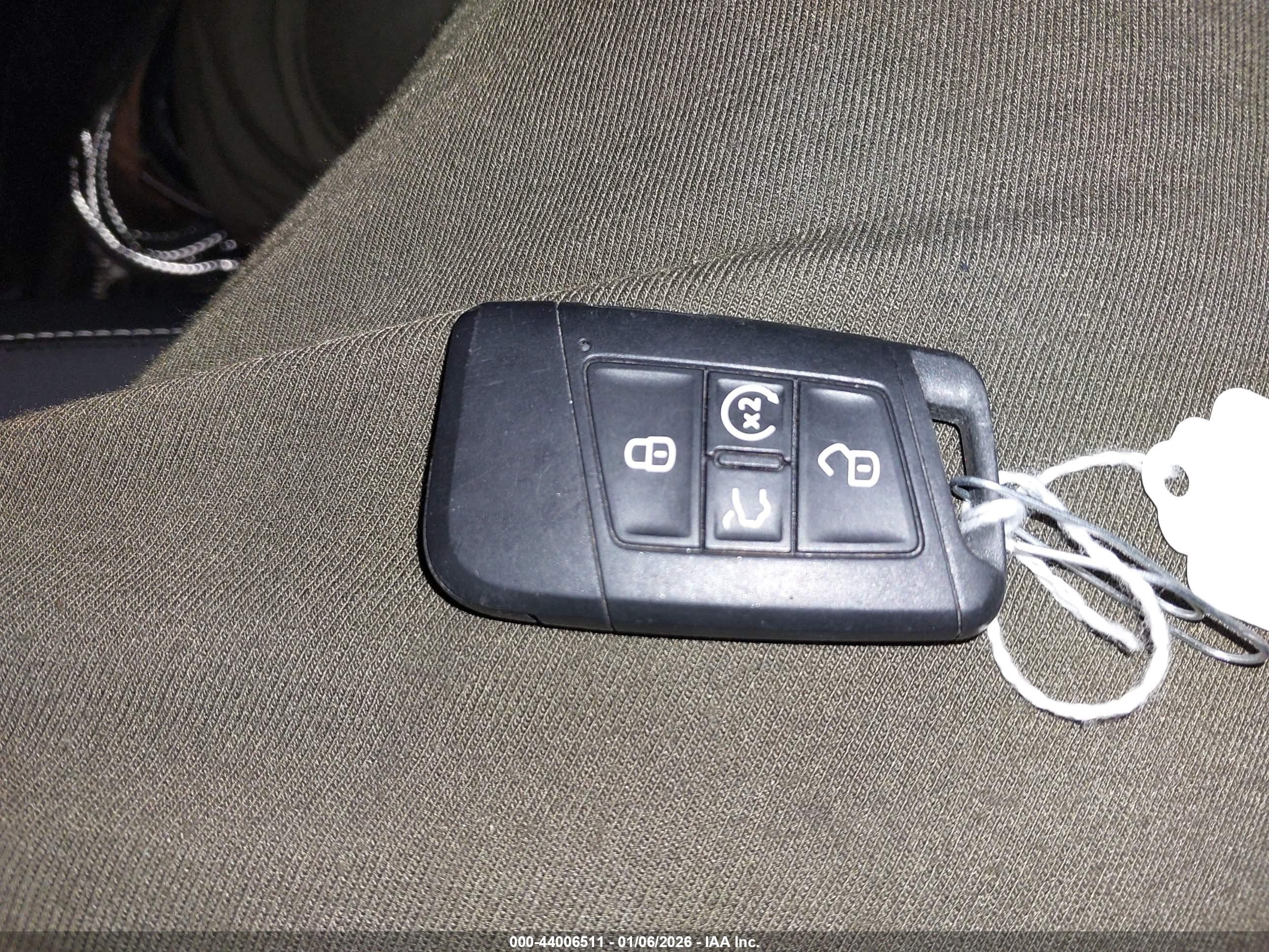 VOLKSWAGEN TAOS image 11