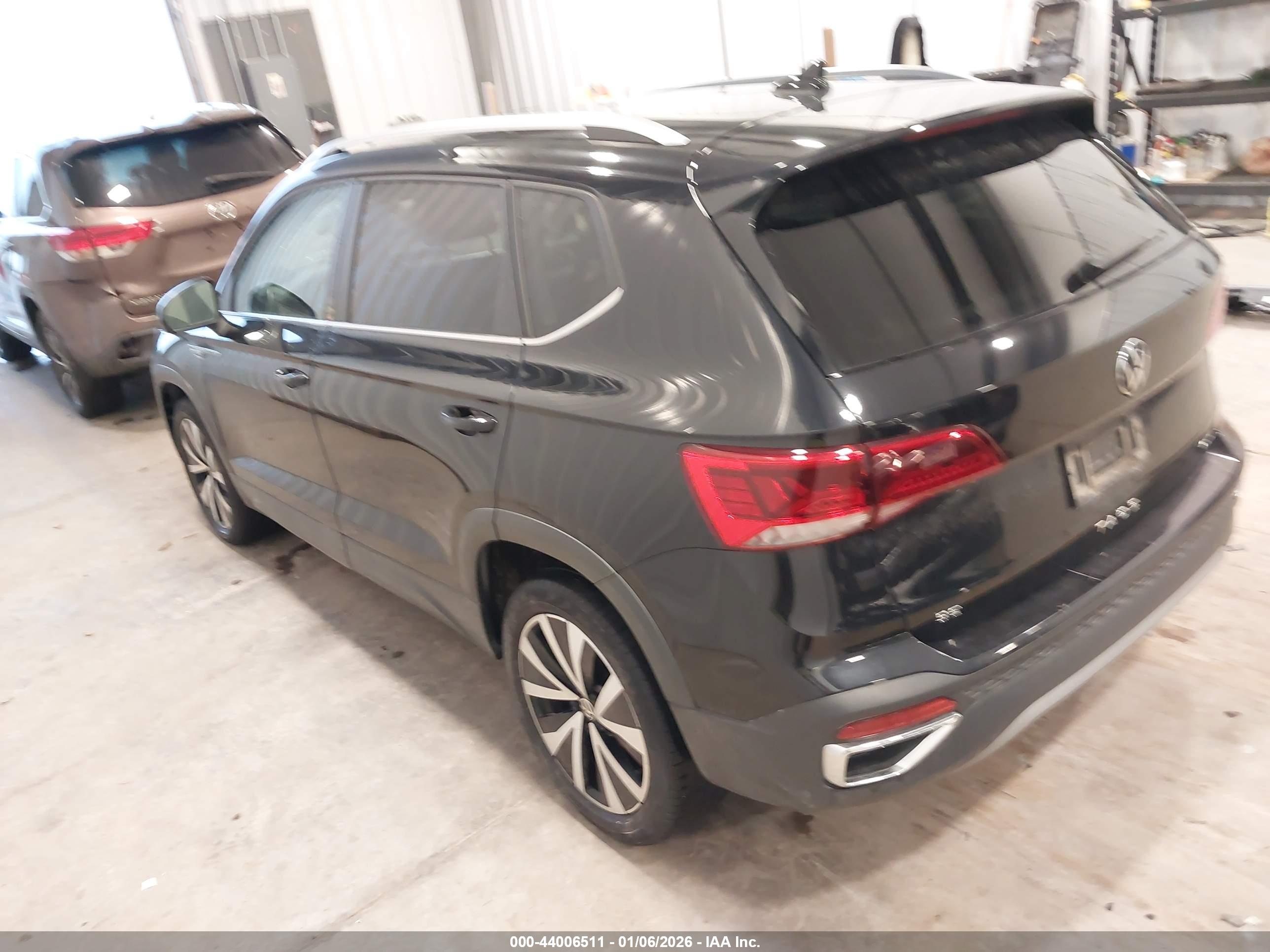 VOLKSWAGEN TAOS image 3
