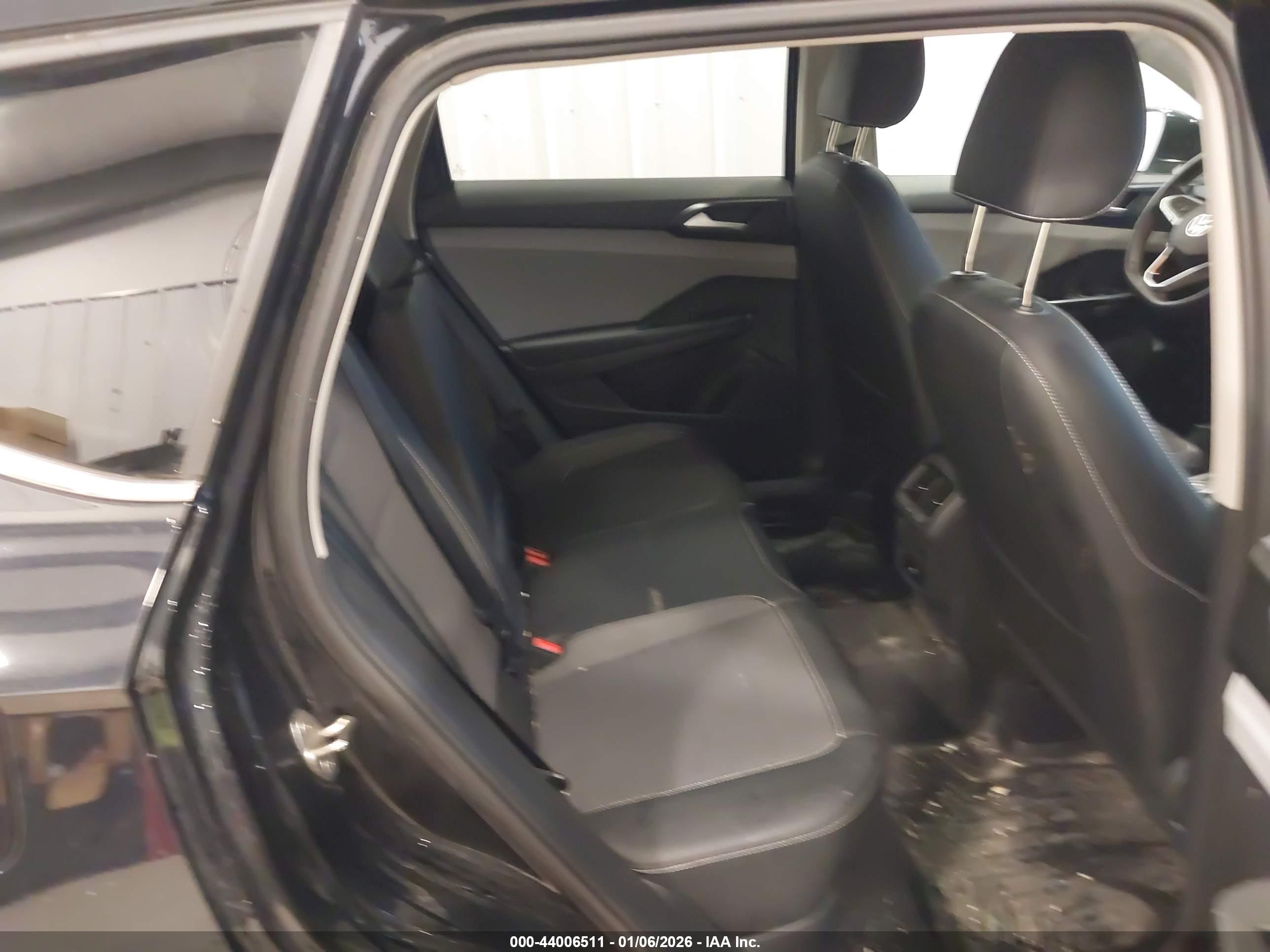 VOLKSWAGEN TAOS image 8