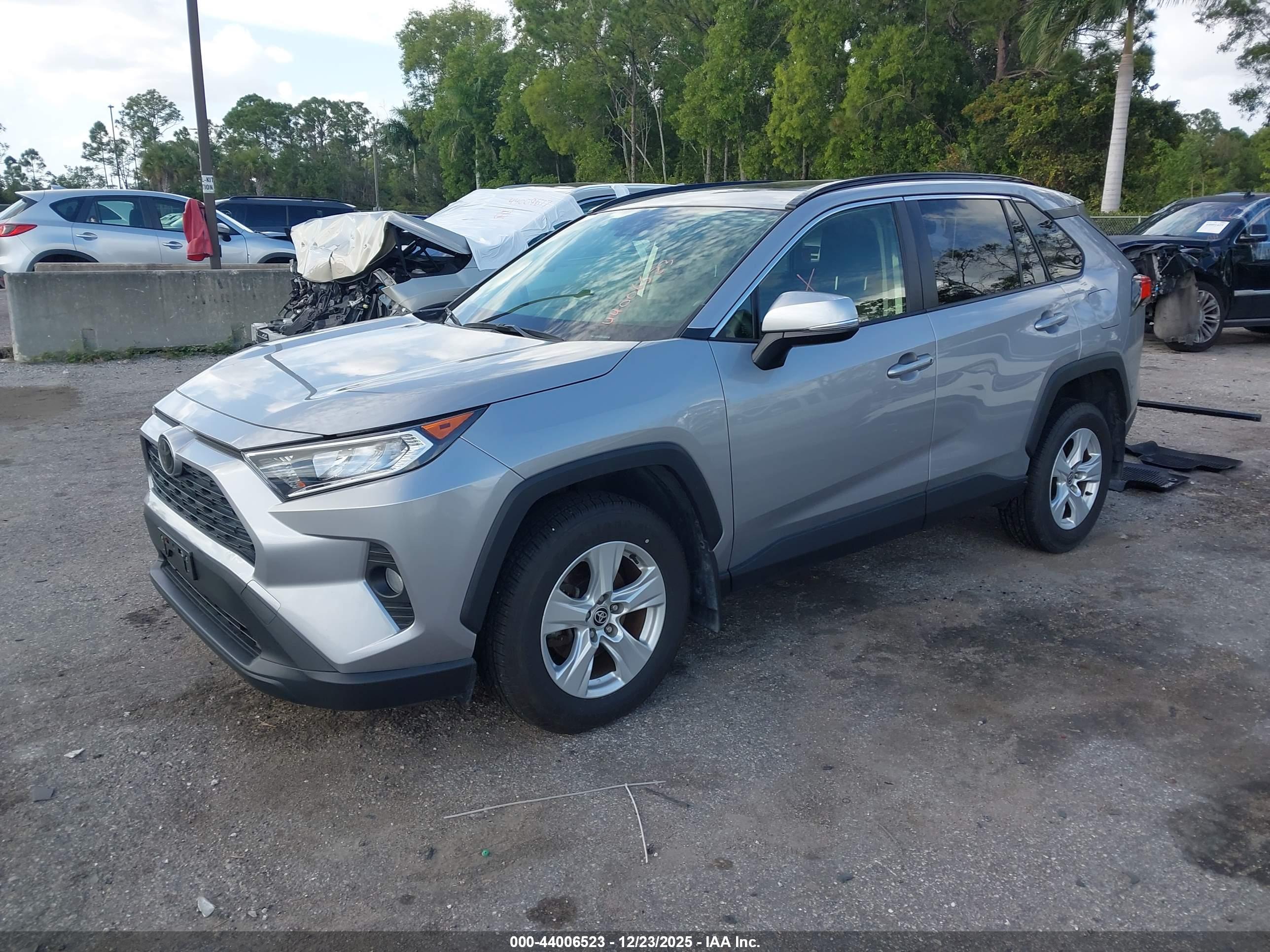 TOYOTA RAV4 image 2