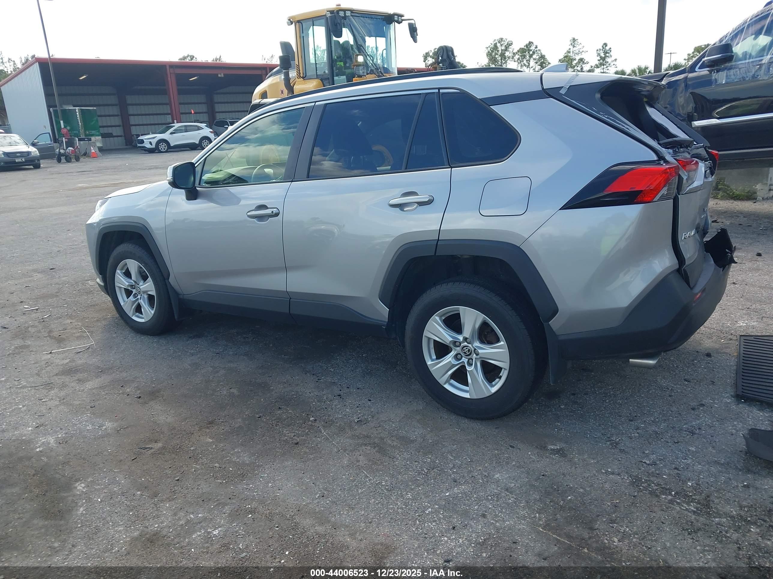 TOYOTA RAV4 image 3