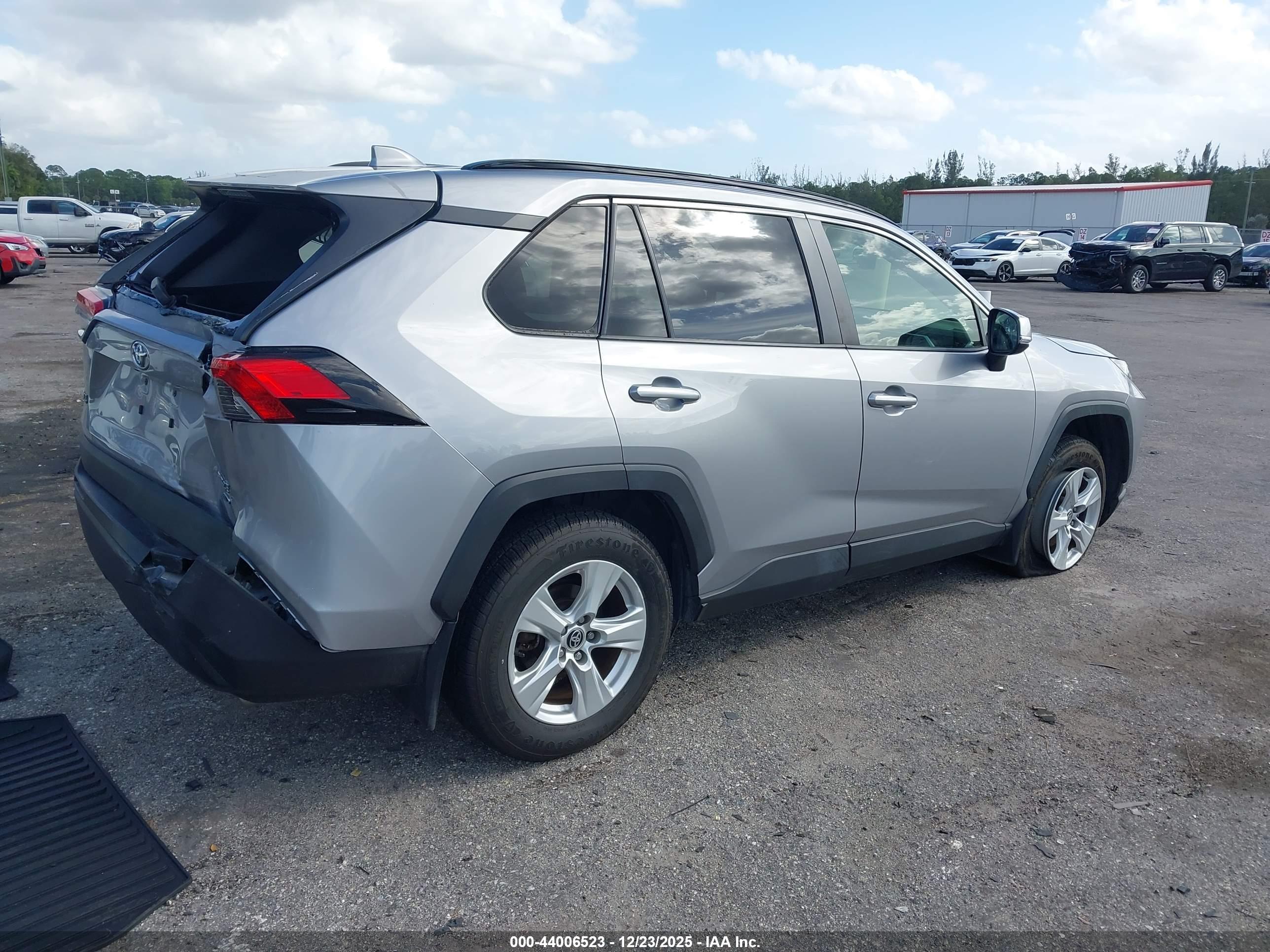 TOYOTA RAV4 image 4