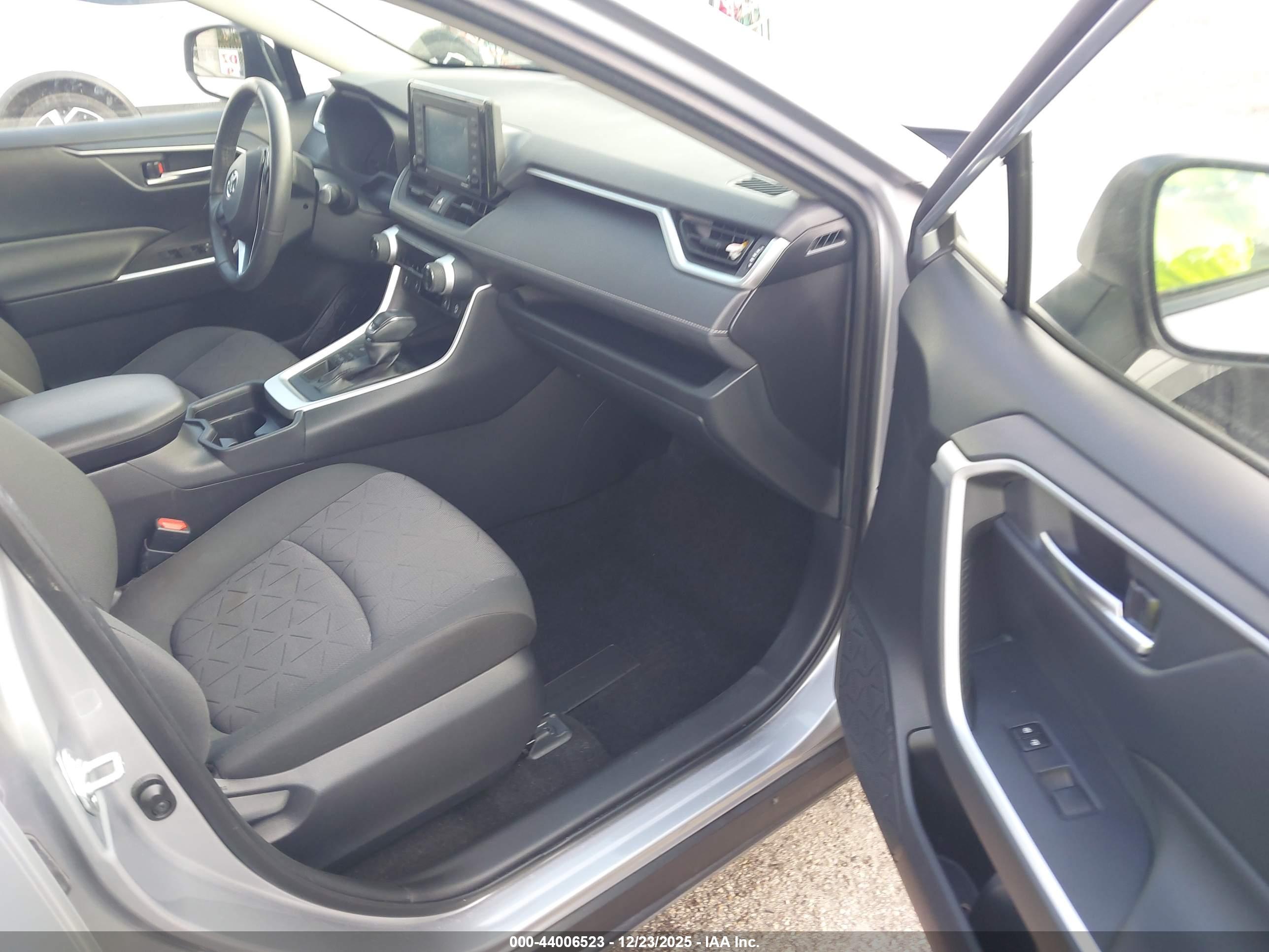 TOYOTA RAV4 image 5