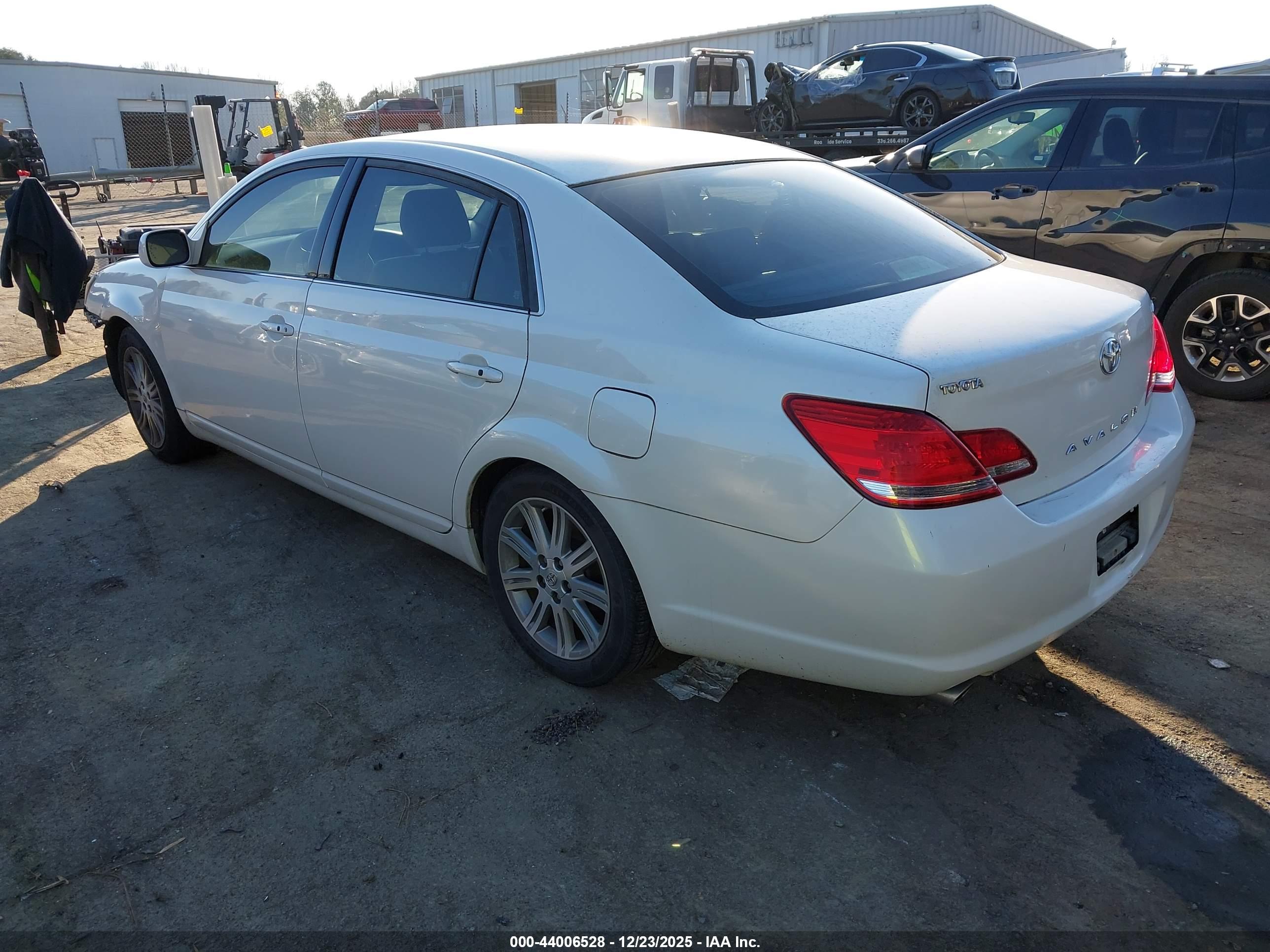 TOYOTA AVALON image 3