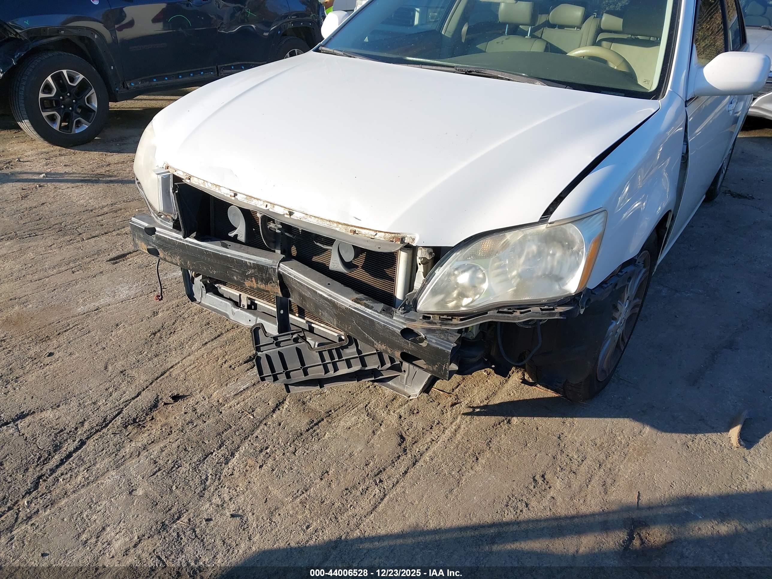 TOYOTA AVALON image 6