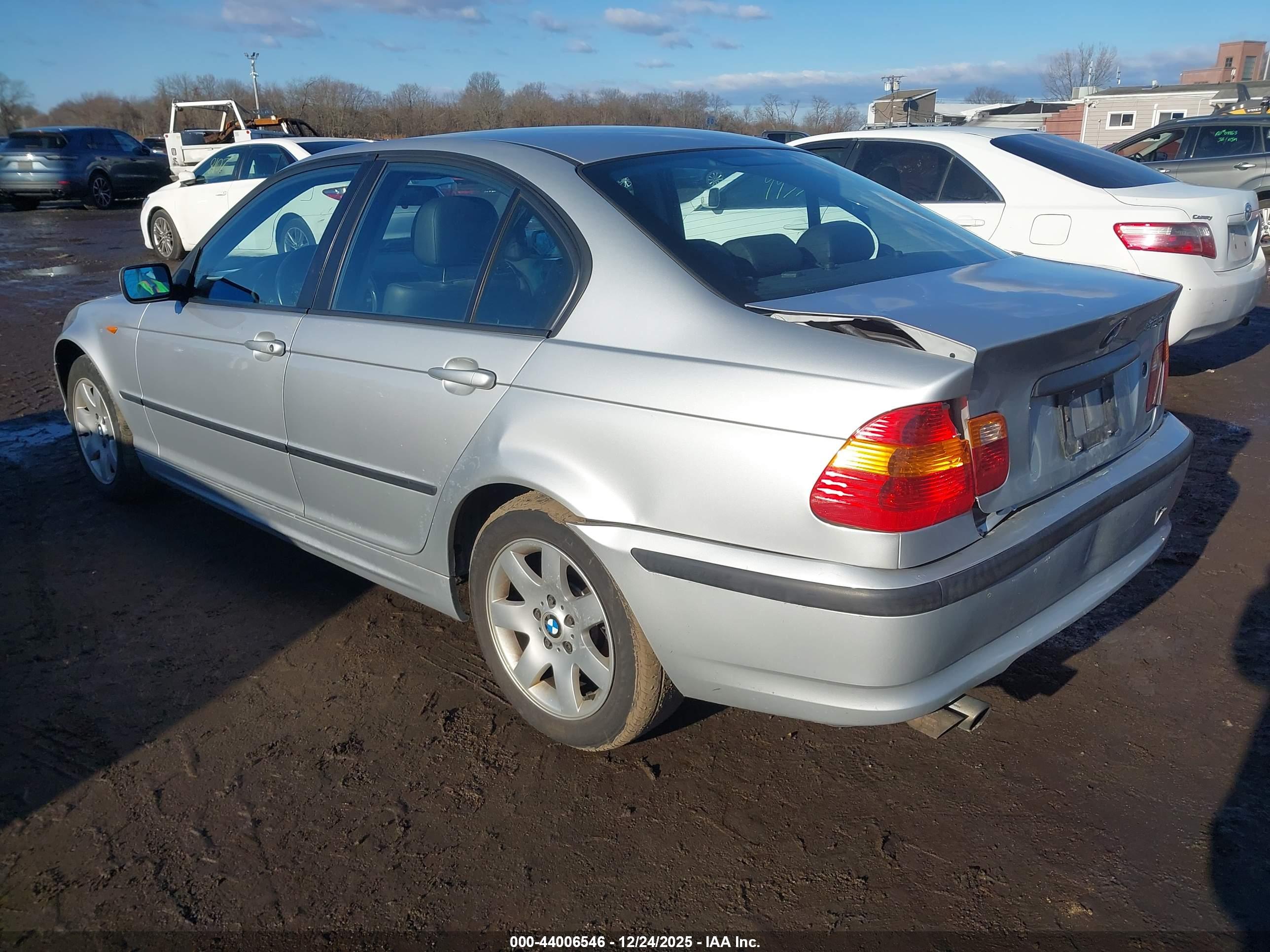 BMW 325XI image 6