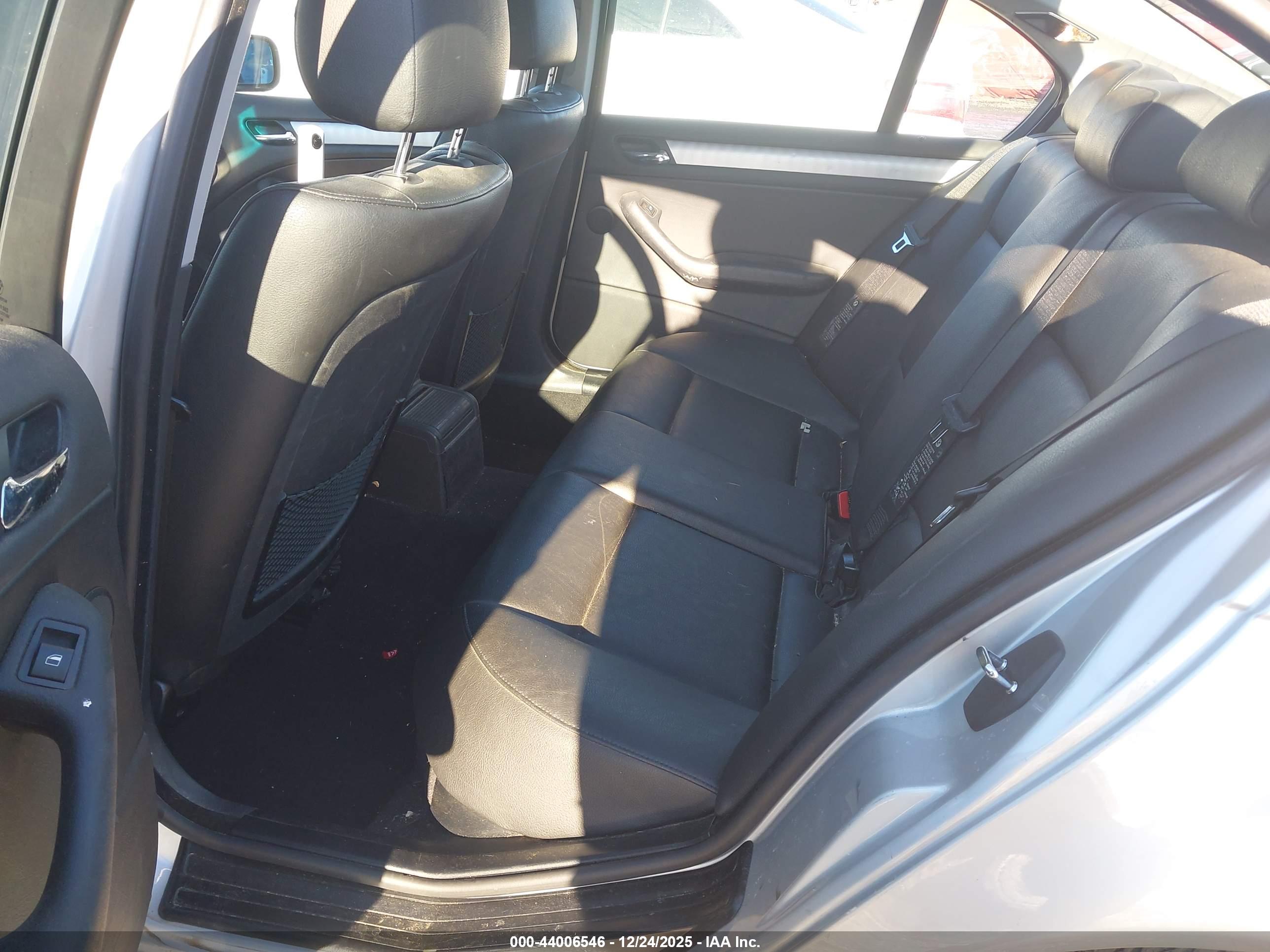 BMW 325XI image 8
