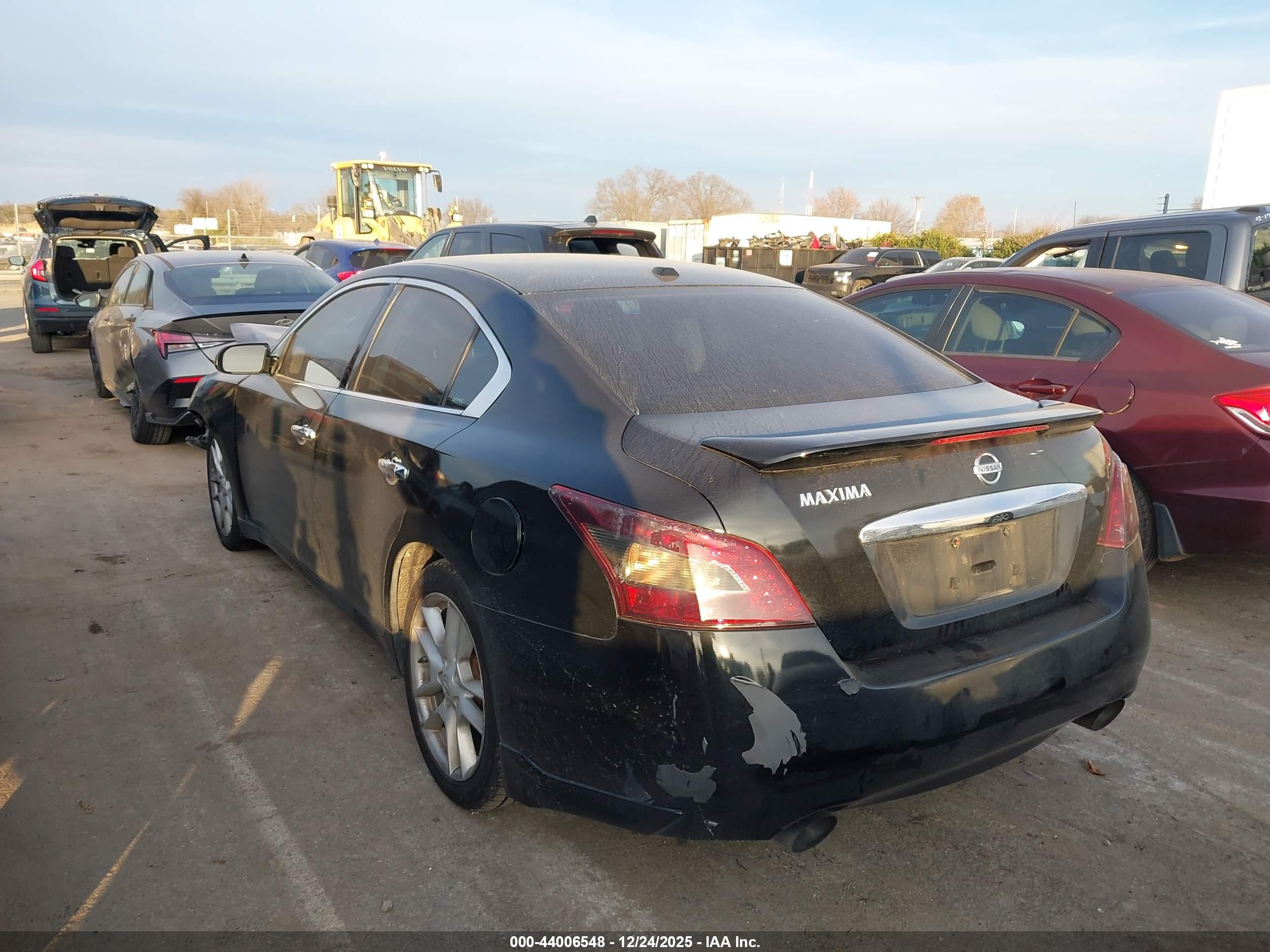 NISSAN MAXIMA image 3
