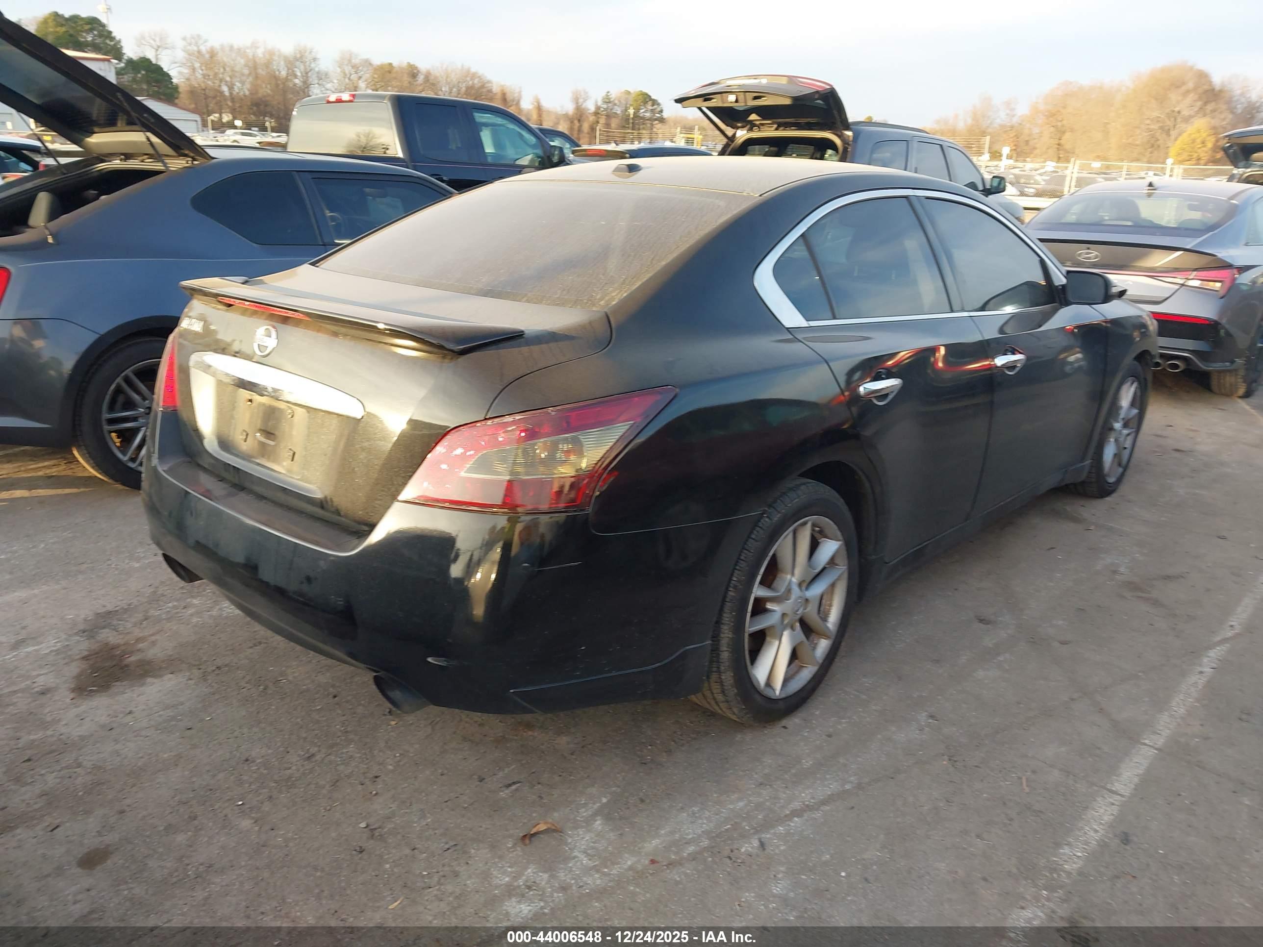NISSAN MAXIMA image 4