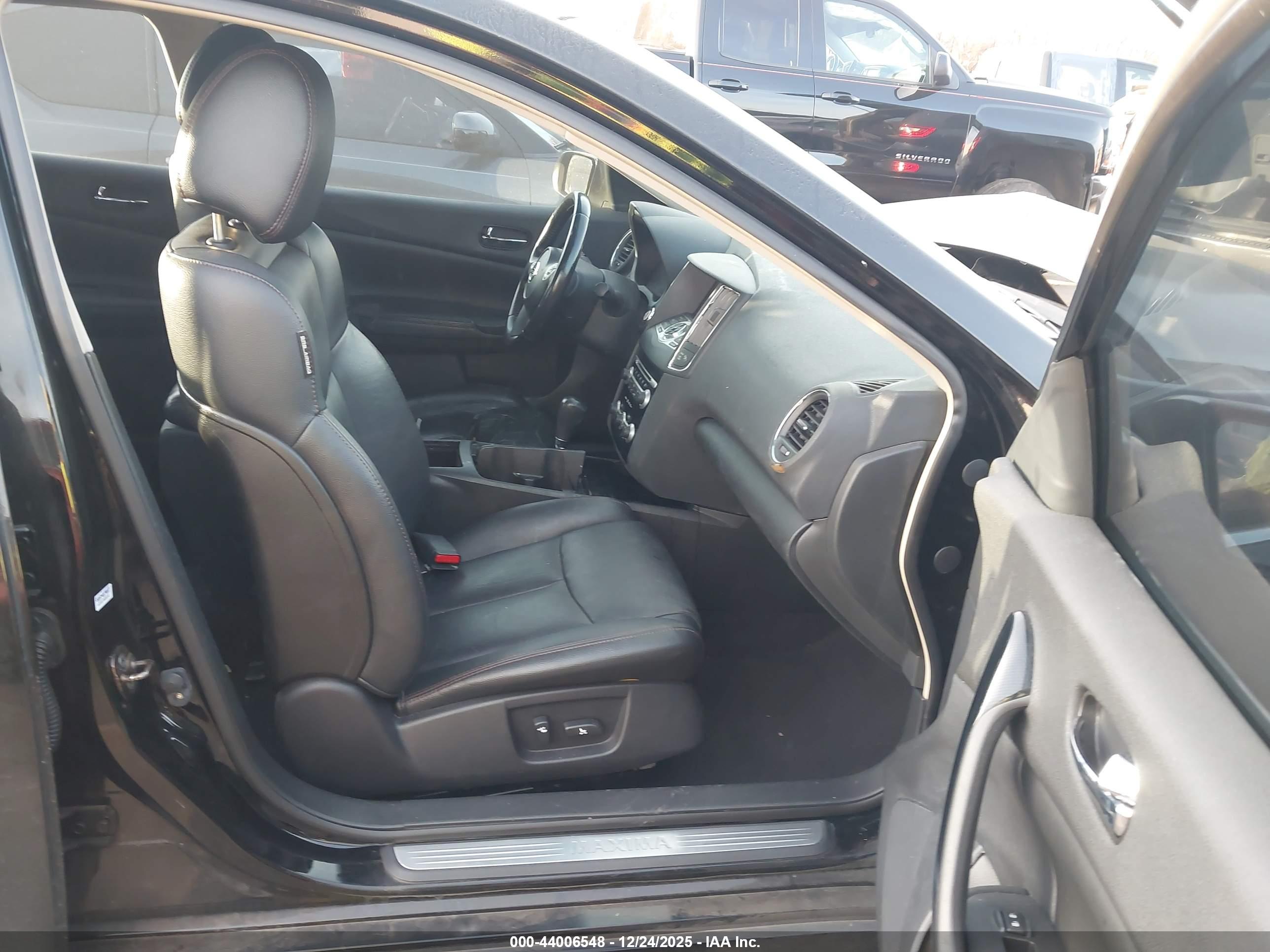 NISSAN MAXIMA image 5