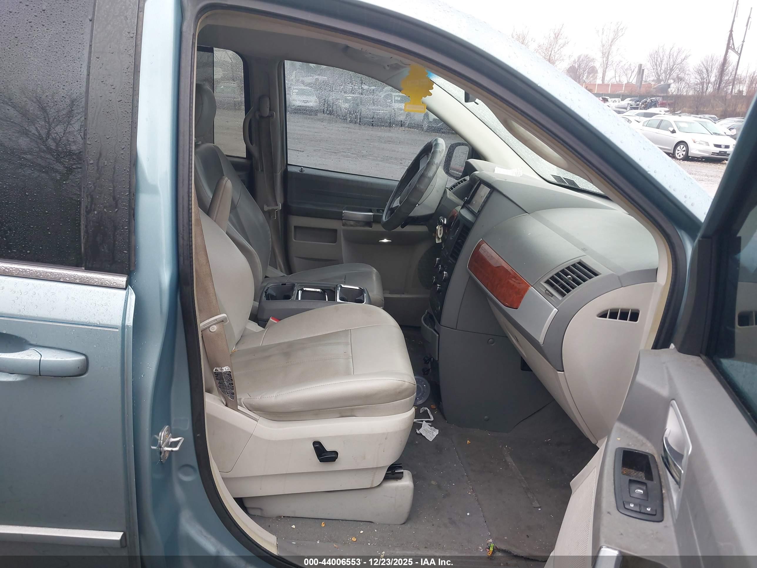 CHRYSLER TOWN image 5
