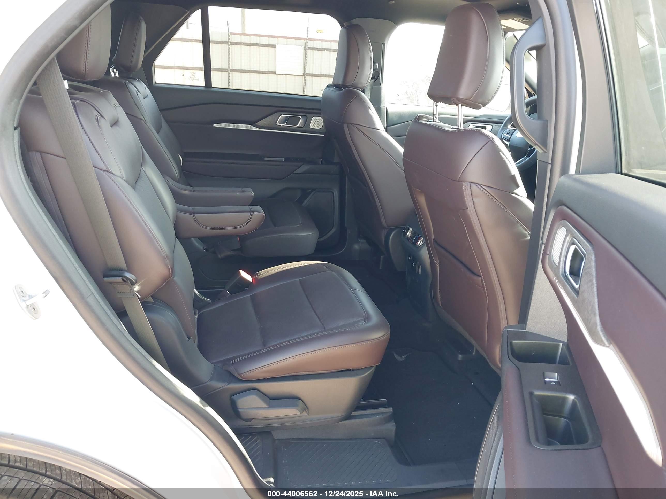 FORD EXPLORER image 8