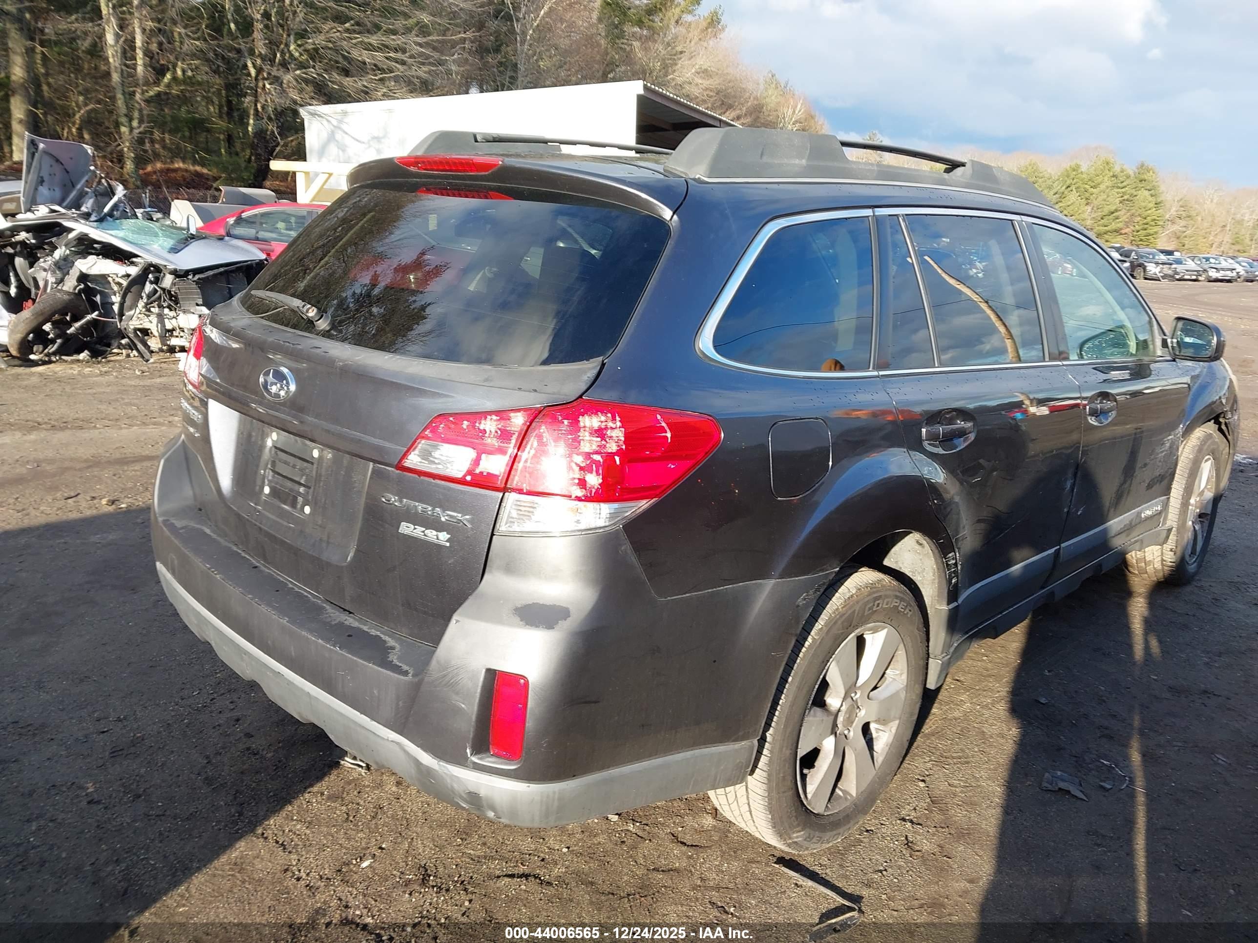 SUBARU OUTBACK image 4