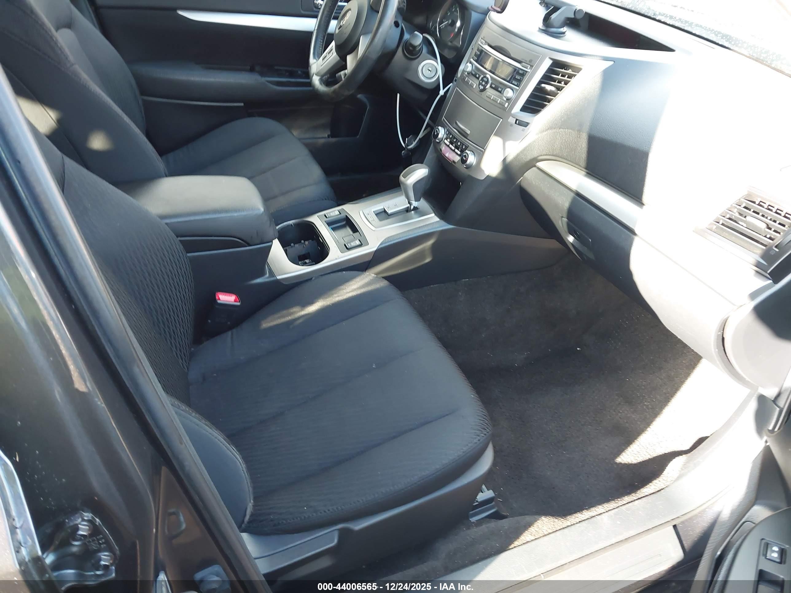 SUBARU OUTBACK image 5